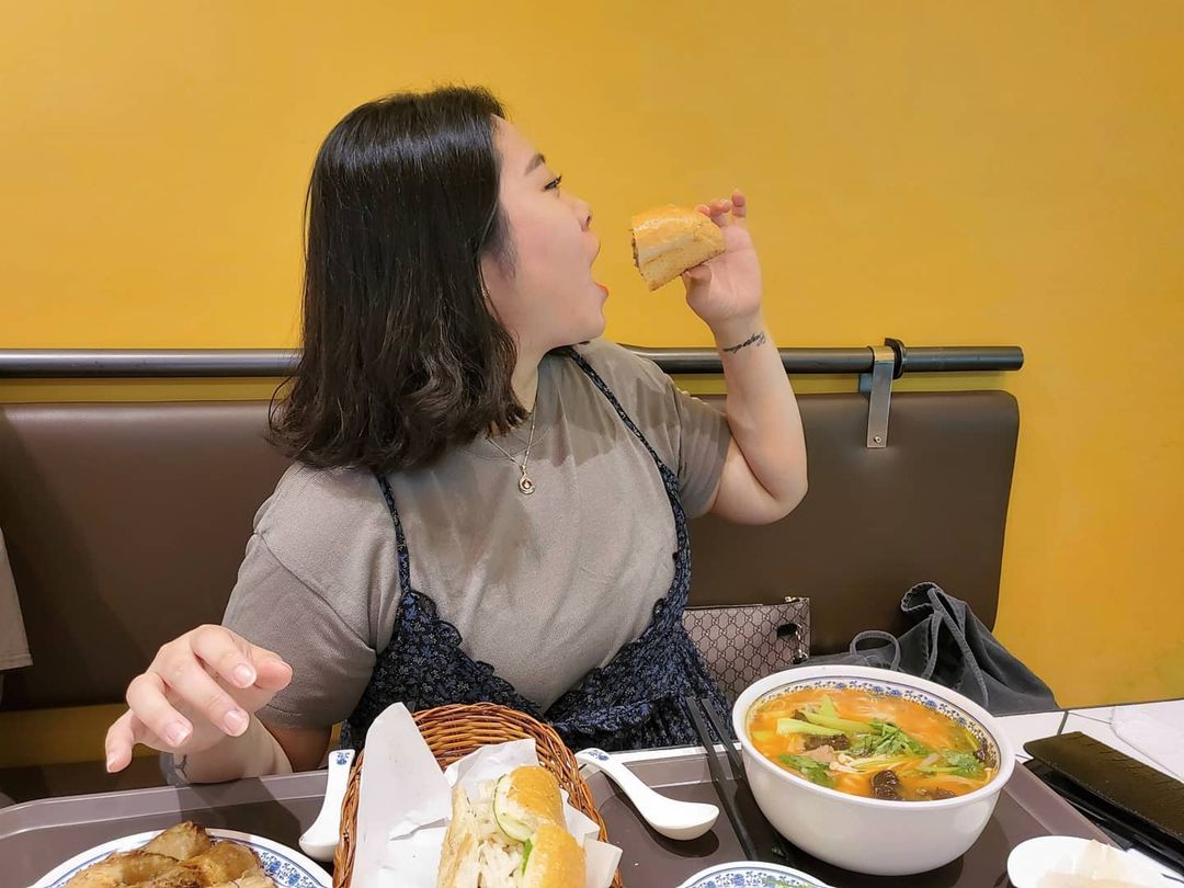 쩝쩝박사 on Instagram: “❤ 요즘 도통 입맛이 없으시다는 오마니와 베트남 음식 부시러 왔당 엄마 위해서 왔는데 내가 더 신난 건 비밀^^.. 쌀국수 국물 무엇..? 내 롤모델 백종원 아즈씨가 극