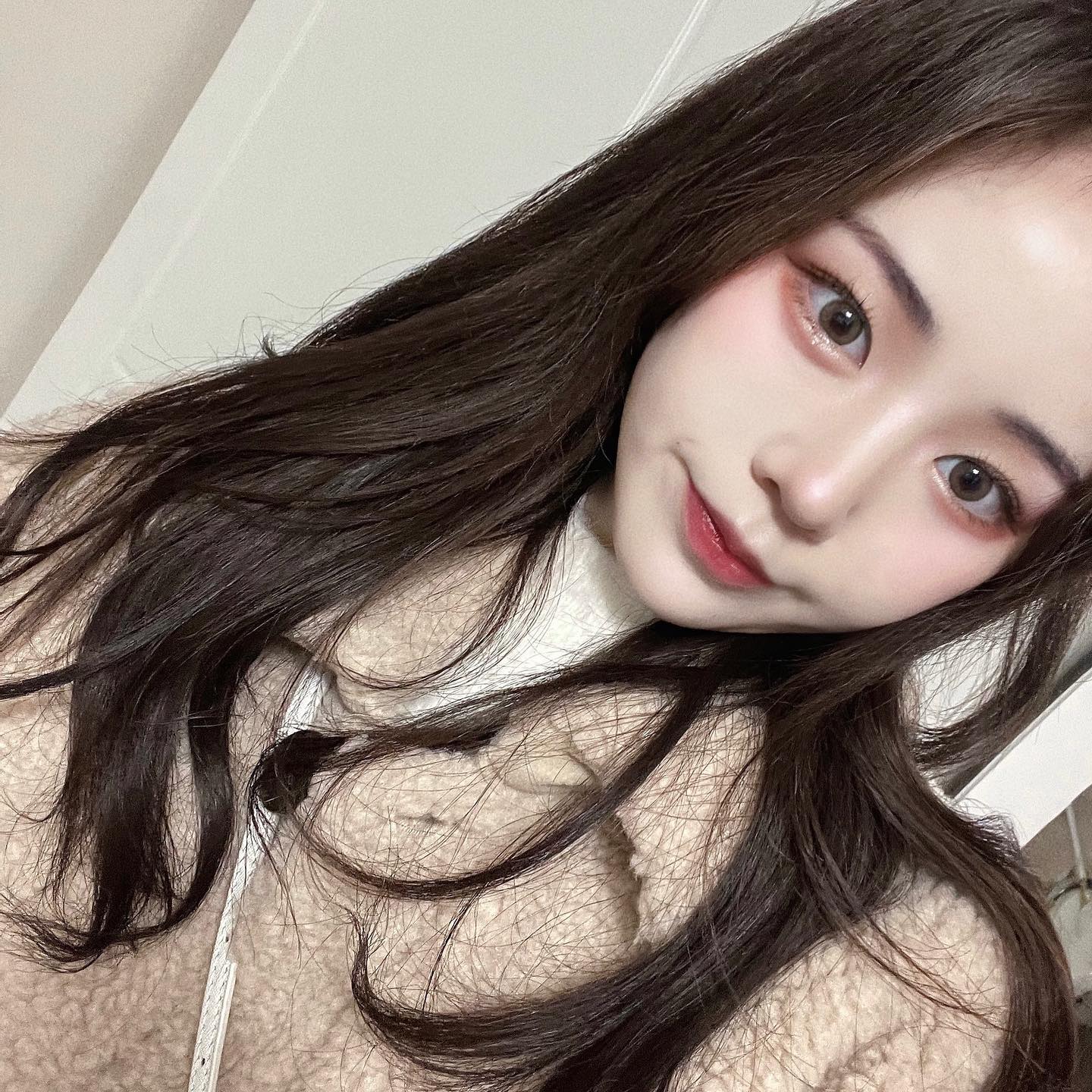 #제품협찬

넘 예쁜 애쉬브라운 컬러💕
브라운+그레이 사이라서 렌즈 컬러 고민 안 해도 되는거 최고 ㅠ
착용감도 편해서 학교 갈 때도 끼는 중!

#하파크리스틴 #시스루크리스틴 #시스루렌즈 #MEBB렌즈 #컬러렌즈 #데일리렌즈 #자연스러운렌즈 #원데이렌즈 #애쉬브라운