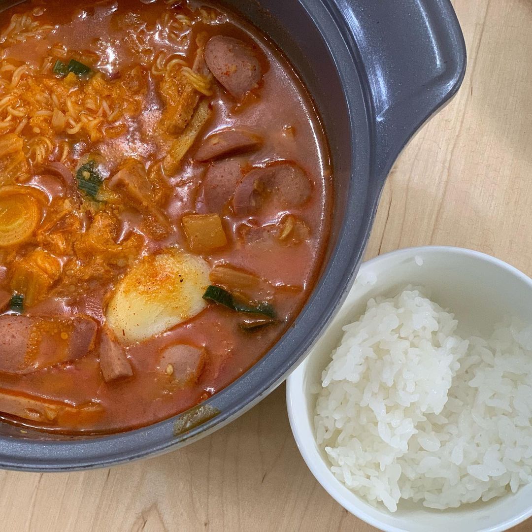 스윗수 on Instagram: “#협찬 따끈 국물생각 나는 날씨라 #굿즈마켓 에서 구매하고 넘 만족한 #통큰부대찌개 완전 푸짐하고 진한 사골육수라 국물까지 끝내줘요 고급소시지와 햄,대파
