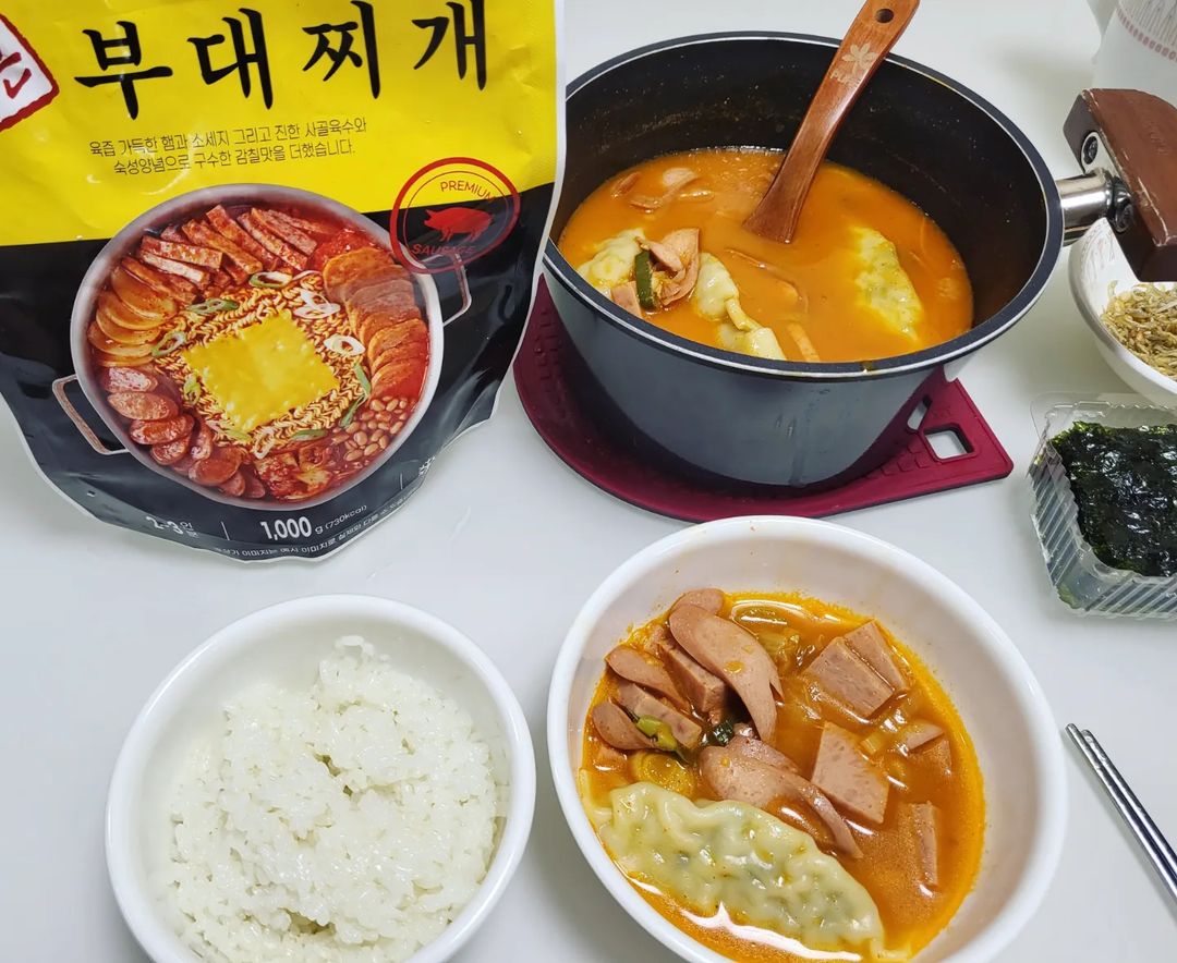 김경희 on Instagram: “#협찬 뜨끈한 찌깨는 생각나고 손은 까딱하기 싫은날 😅 5분이면 완성되는 굿즈마켓#통큰부대찌개 착한 가격에 1KG 용량으로 햄사리, 떡사리,파까지 넉넉히 들어있어 다