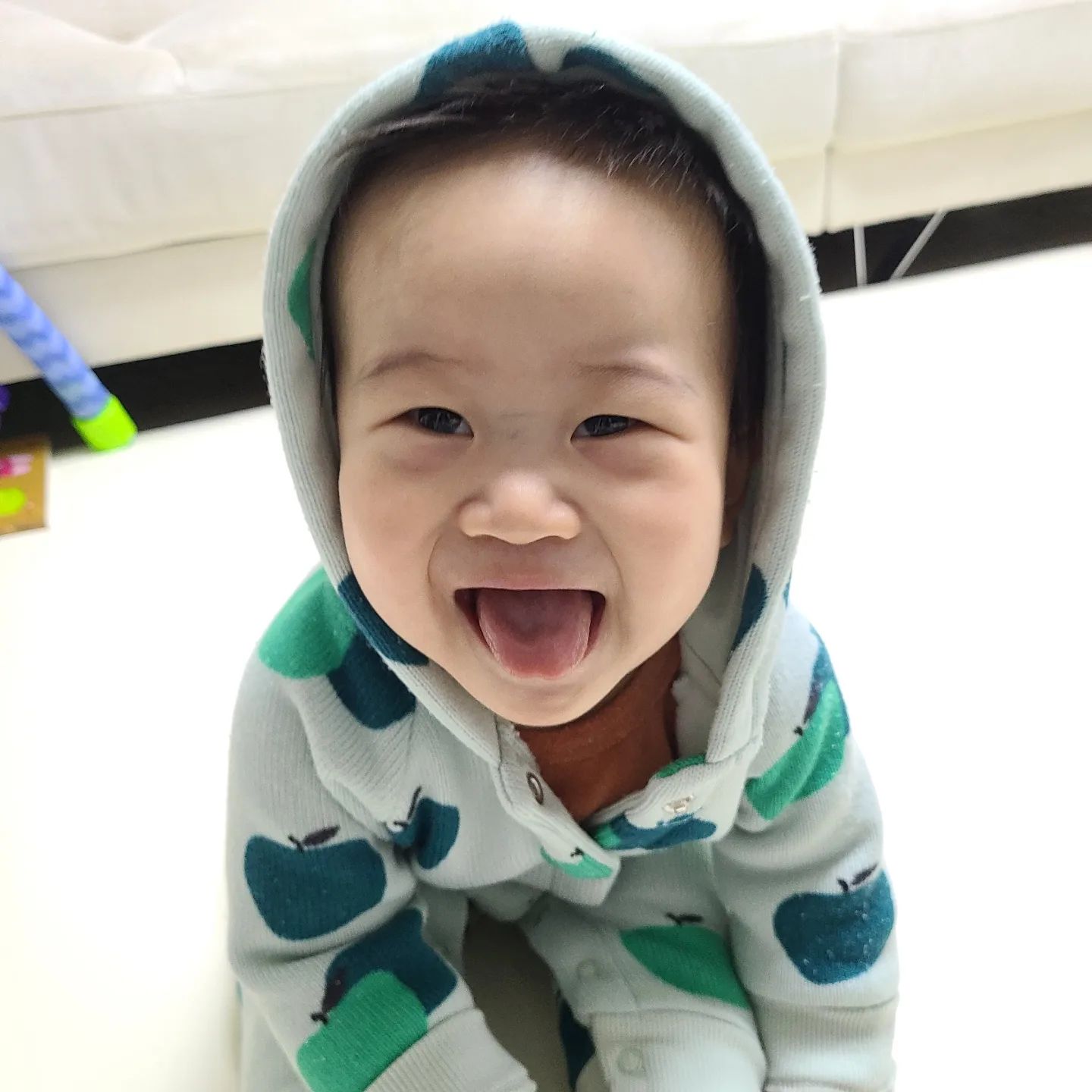 ⁣
요즘 아주 햅삐햅삐해?? 🤣👍🏻⁣
⁣
이제 슬슬 기려는지 궁딩이도 들썩들썩⁣
⁣
게다가 한번 혼자 앉기 시작하니 ⁣
잠들기 전 침대에서 자꼬 혼자 앉아있구?⁣
엄마 카메라로 볼때마다 깜놀해 ㅋㅋㅋ⁣
⁣
엄마가 맨날⁣
안돼! 하지마! 지지야! 쫌! 가지마! 해서 미안해⁣
근데 제발 가만히 좀 있어줘..⁣
왜 하지말라는것만 골라해 😢⁣
⁣
#280일아기 #생후280일