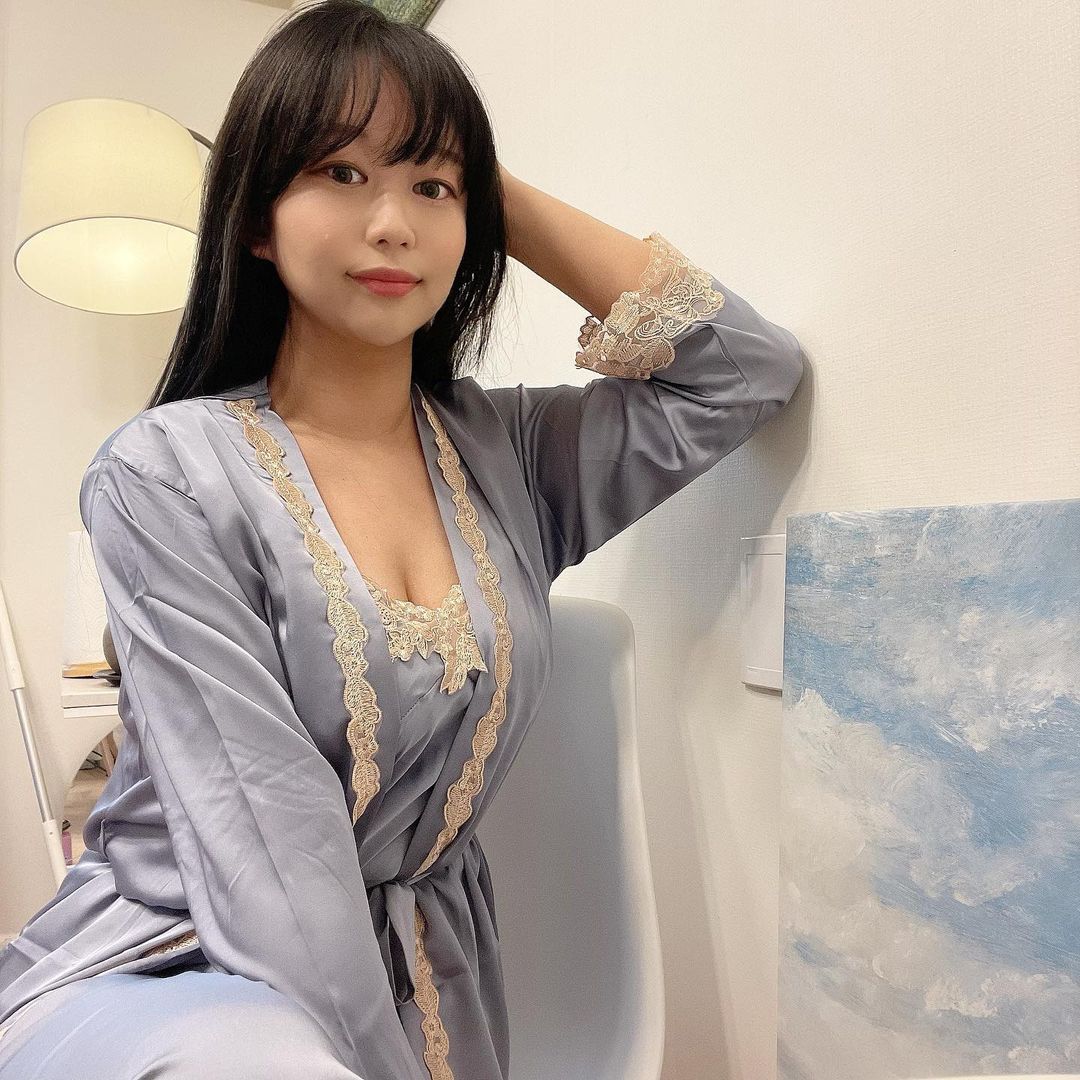 혜니 on Instagram: “#협찬 집에서 예쁘지만 편하게 입고 있을 수 있는 볼랑말랑의 슬립 세트. 챠르르 흘러내리는 원단에 누워서 이리저리 움직여도 옷이 달라붙지않아 편해요! 제가 받아본 슬