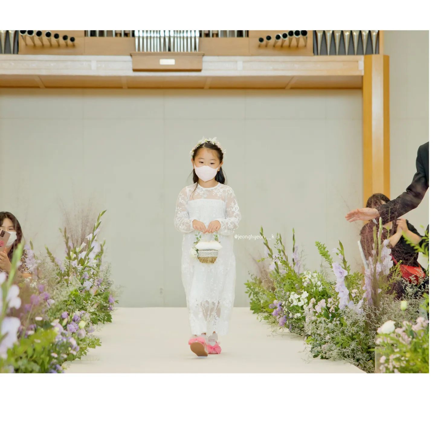 작년 10월 화동
사진을 이제 받아 올리는피드
우연히 친구 결혼식에 화동한 따님
💁‍♀️할래 ?
👧아니 안할래 부끄러워
💁‍♀️했는데 잘하면 이모랑 엄마가 선물줄꺼야 ^^
장난감 2개로 쇼부보고한 화동 🤭🤭
⠀
7살이라 더크면 앞으로 화동할일이 없을꺼같아서 너무 시키고싶었던거 안비밀
⠀
완전 드레스같은거 입히고싶었는데
직접 민주가 고른 옷에 신발에 민주가 원하는 스타일로 머리까지했다죠 😍
⠀
완전 초긴장긴장
마스크를 쓰고 있어서 그나마 덜 긴장해보이지만 손가락ㅋㅋㅋㅋㅋㅋㅋㅋㅋ
온몸이 긴장긴장
웨딩홀이 이뻐서 더 이뻐보였던 민주화동😘
사진으로 다 담기지않아 아쉬웠는데 친구 결혼사진나왔다며 민주 등장사진에 화동시키기 잘한거같아요 🤗
⠀
언제화동하겠어요ㅋㅋ
이쁘다 내딸❤
⠀
⠀
#아이는유일하게민주였던결혼식
#시선집중#이쁨한가득
#메이필드호텔