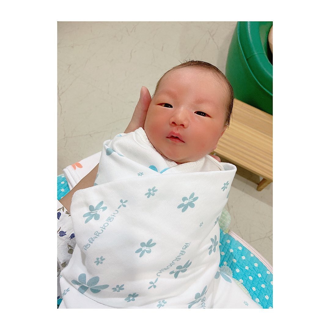 👦🏻 + 600
셕이 태어났을 때 부터 600일까지
사진 모아보니 새삼 신기하고 
언제 이렇게 컸나
둘째는 더 빨리 크는 느낌 🥲
-
혹시라도 누나한테 밟힐까 조심하고
누나랑 떨어뜨리기 바빴는데
이제 자기 마음에 안들면 누나를 때려버리네 ,, 😱
-
지나가는 사람 쳐다보다가 대차게 손 흔들며 인싸기운 내뿜고
건강하게 쑥 쑥 크는 우리집 애교쟁이💞
