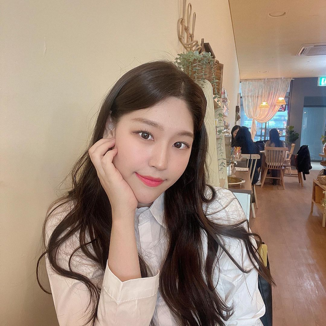 @hui_attract shared a photo on Instagram: “⠀ 그동안 울 인님들 피드만 종종 놀러다니다가 오랜만에 제 사진 올리네용😆 ⠀ 요새 날이 풀린거 같아서 기분전환 할겸 염색도 톤다운하고 카페도 오랜