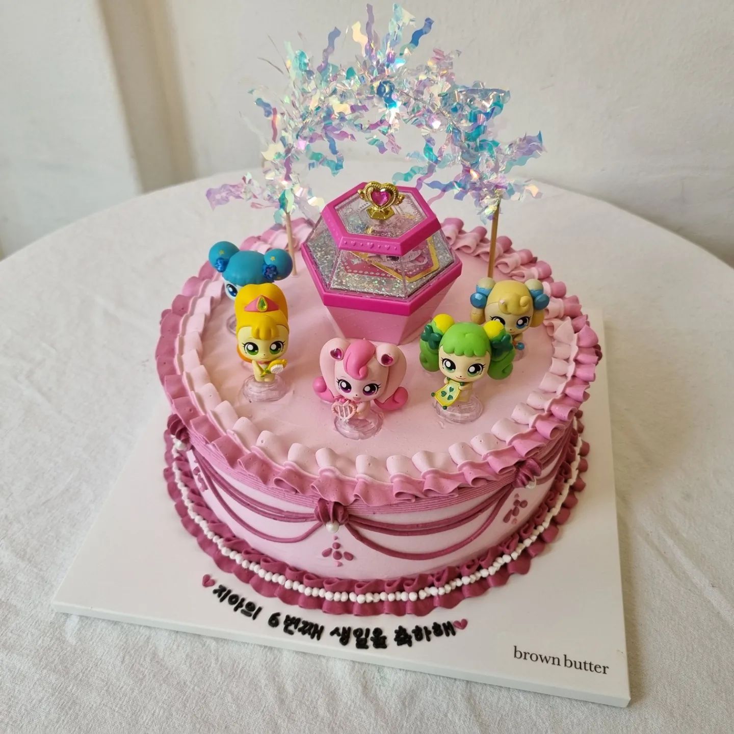 3월8일 지아의생일!
어린이집서 코로나걸려와
격리하는바람에 당일은 못챙기고
그냥 넘어가려는데 생파해달라 노래해서
오늘 생일파티 하게 되었어요🙂
.
brownnbutter 6년지기 브라운버터 케이크와
cafe_navillera 나빌레라의 쿠키로 친구들 답례
daoplace.cake 고딩때선배..이쁜 울언니네 화과자로
선생님들 답례를 준비했어요❤
.
늦은 생파지만 친구들과 기쁜 생일파티 보내고있길!!
.
.
#피규어케익 #피규어케이크 #티니핑케익 #티니핑케이크
#답례쿠키 #화과자 #브라운버터 #나빌레라 #다오곳