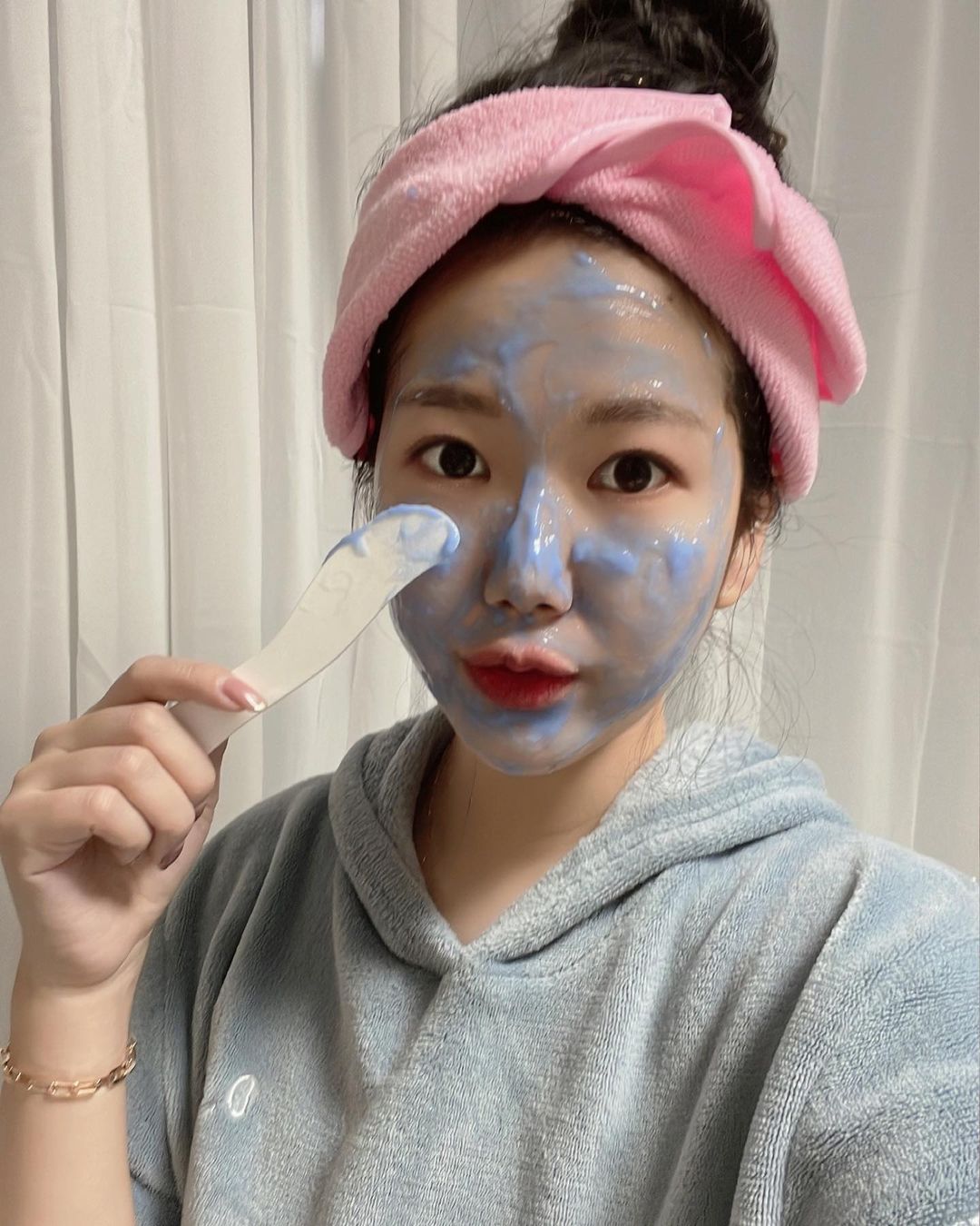 김지성 on Instagram: “#협찬 #광고 #제품제공 💙닥터 파모르 블루 아쿠아 마스크팩 세트 카밍 토너/ 크림 마스크/ 쿨링 민트 파우더 💙 젤리 같은 피부 밀착감으로 한 번의 관리로 10장의 마스