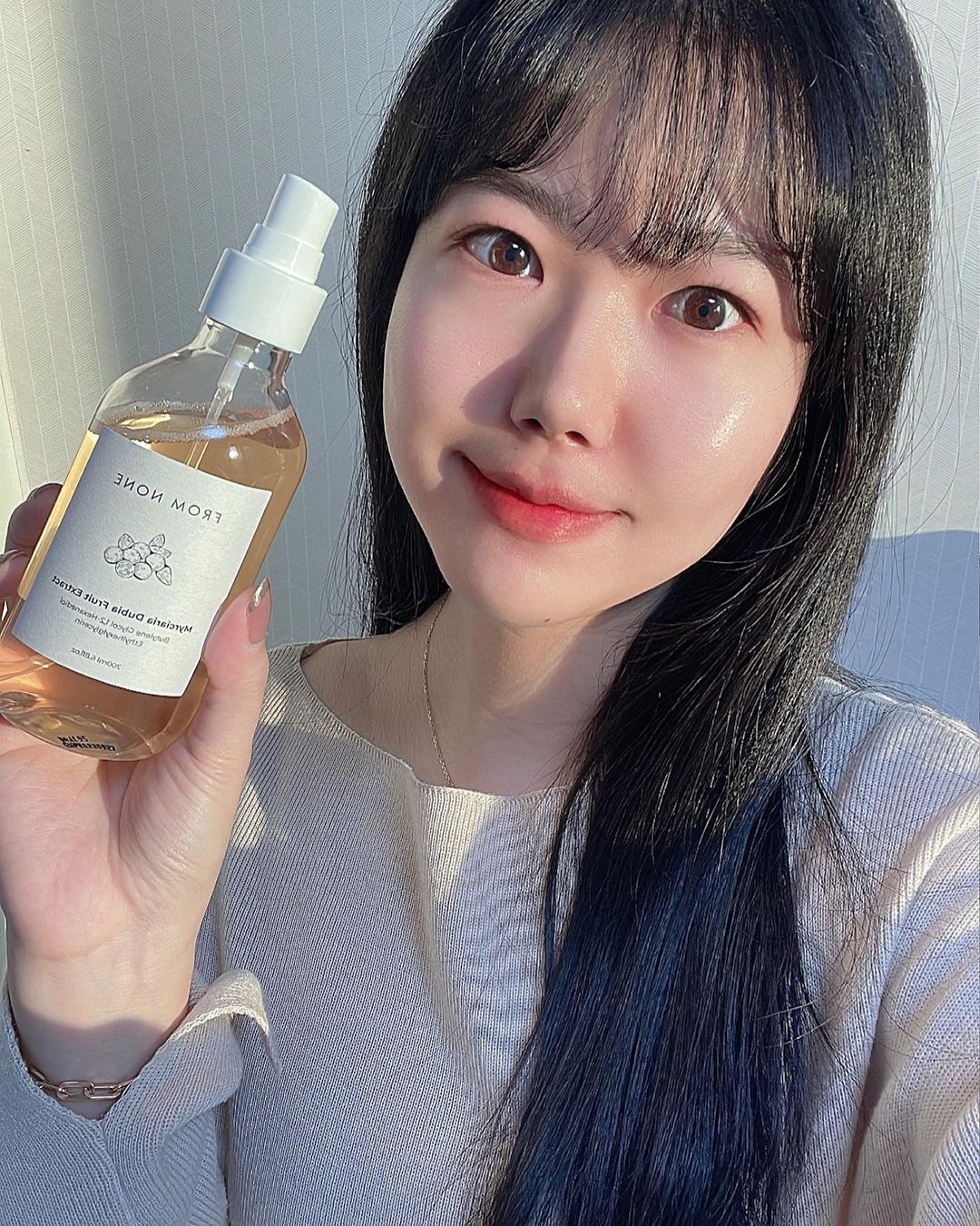 김지성 on Instagram: “#협찬 #광고 #제품제공 나를 닮은 첫 번째 화장품‘프롬 논’ 제가 사용한 제품은 [카무카무/가지] [카무카무]는 비타민c 함량이 높은 열매예요 그래서 피부 미백과 잡티