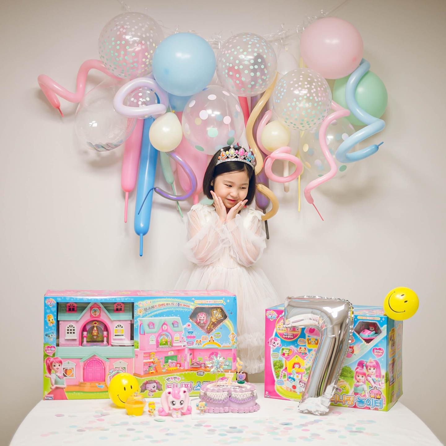 -
3월 16일 봄이 7번째 생일파티💗

제천 다녀오자마자 봄이 목욕시키고 
그 사이에 풍선 다 불고 준비하느라 난리였던-
퀄리티는 아쉽지만 너무나 지쳤으므로 
나란 엄만 그냥 요정도로 충분히 만족하기로-

공주마마 원하시는 초코케이크도 두번 주문제작해서 
상에 올려드리고 정성 가득한 카드도, 포옹도, 사랑한단 말 
백번 해드리는 것도 시크릿 파티로 다 성공, 
계획대로 되서 행복하다는 우리 봄이마마💖
그래, 니가 좋아하는 거 보는걸로 
그걸로 엄마 아빤 다 됐다😀