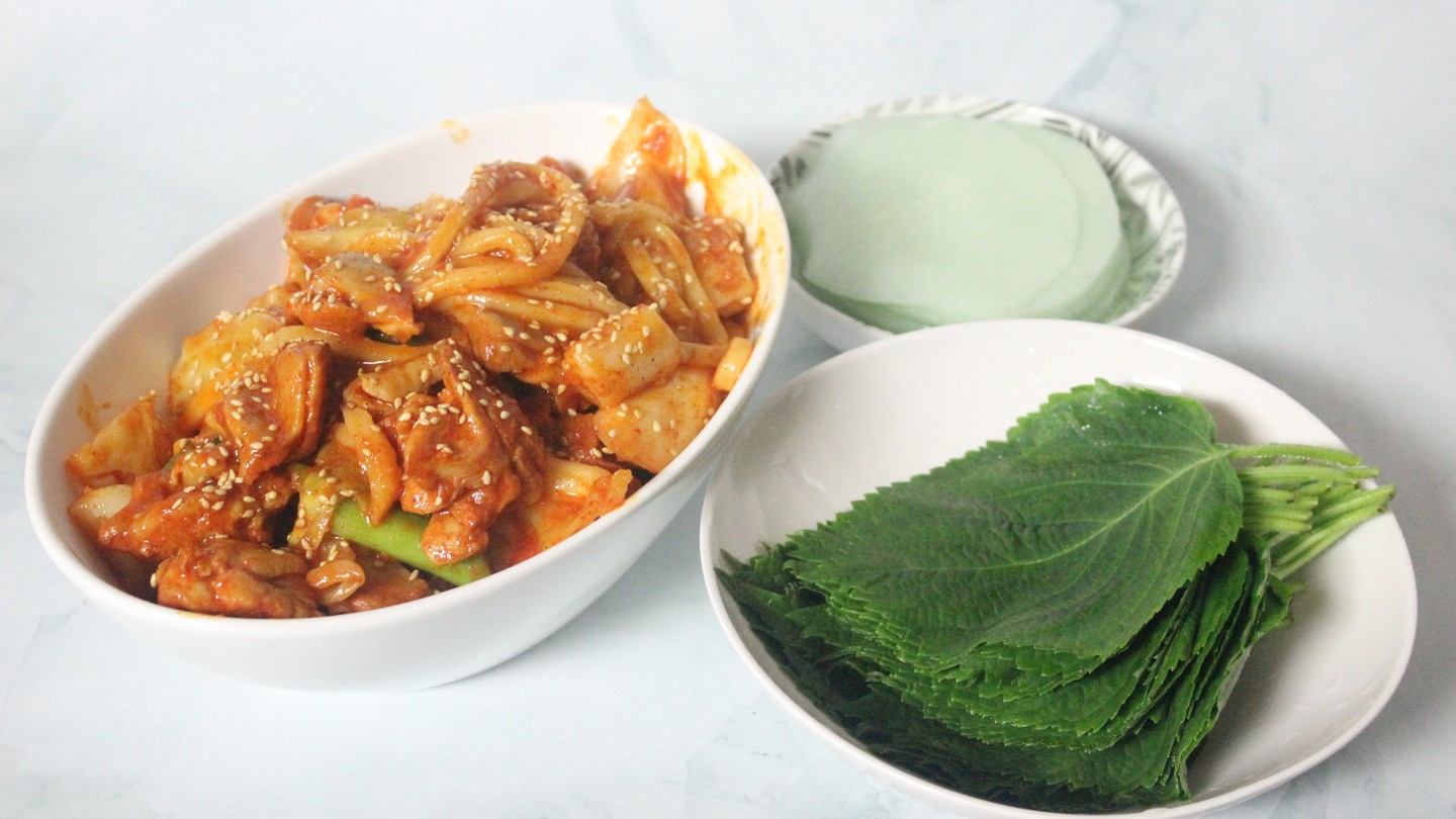 #협찬 #제품제공 

춘천까지 닭갈비 먹을 필요가 없어요 ㅎ
정말 완전 편해진 #닭갈비밀키트 
집에서 편하게 #닭갈비택배 받아서 
맛있게 먹을 수 있답니다

#춘천생생닭갈비 
재료 준비할 것도 없이 
깨끗하게 씻고 포장되서 오니
그냥 받은 즉시 먹어도 됩니다 :)

양배추도 어찌나 많은지 
양배추 좋아하시는 분들에겐 좋아요
굳굳!
제가 양배추를 좋아해서 그런지 
정말 좋더라구요 ㅎ
양념장도 따로 더 와서 야채를 더 넣는다고
싱겁게 먹지 않아도 되요!
양 조절해가면서 조금씩 넣어주시면 좋아요 

푸짐한 양과 특제소스 
정말 닭갈비밀키트 제대로 찾았어요 ^^

#캠핑요리 #닭갈비밀키트 #생생닭갈비 
#춘천닭갈비 #맛있는닭갈비