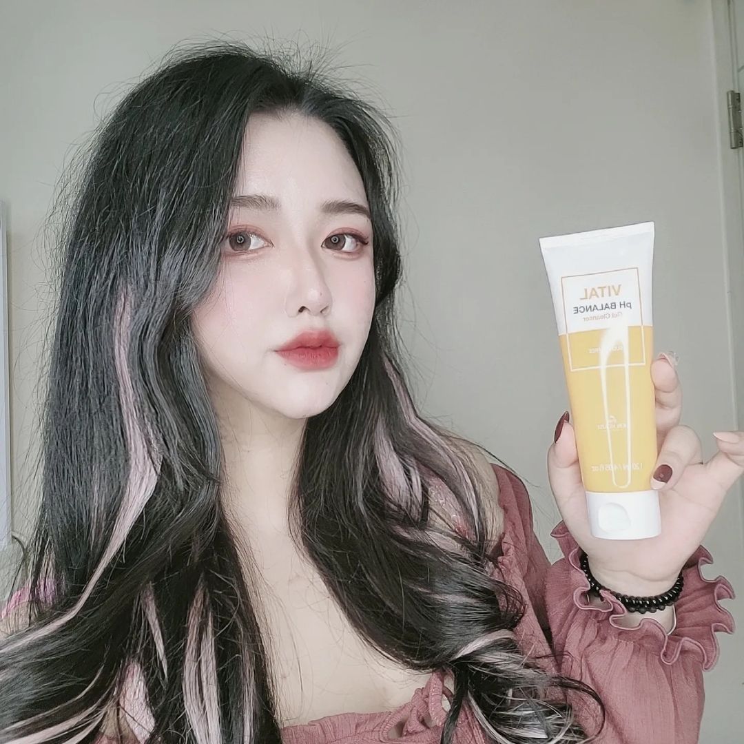 ♡ ＮＡＹＥＲＩ ♡’s Instagram photo: “#협찬 [ 더스킨하우스 ] 바이탈ph발란스 젤클렌저 화장도 중요하지만 클렌징이 더 중요하다는건 모두들 다 아는 사실 ! 그치만 항상 귀찮아서 잘 안지