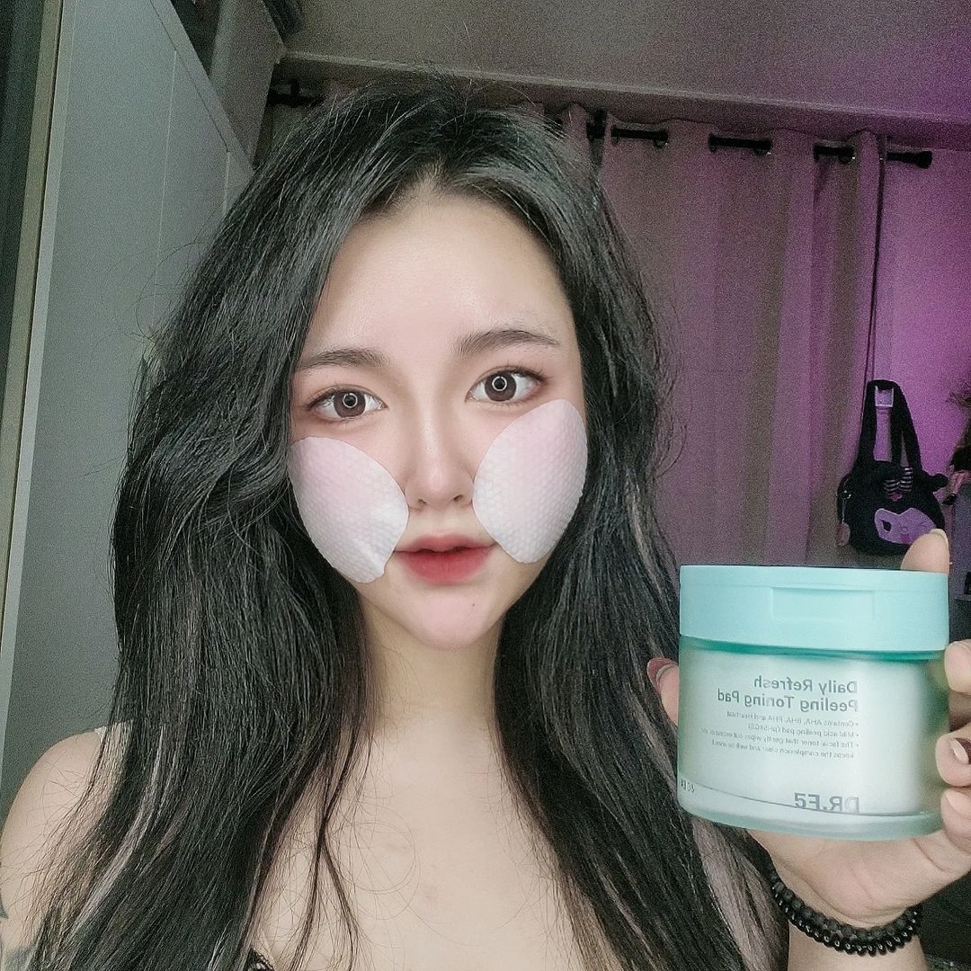 ♡ ＮＡＹＥＲＩ ♡ on Instagram: “#협찬 나는 닦토 이거로 한다. 간단한 피부각질케어 !데일리 리프레쉬 필링토닝패드! AHA,BHA,PHA의 최적밸런스로 각질케어와 매끈한 피부결 관리를 동시에!