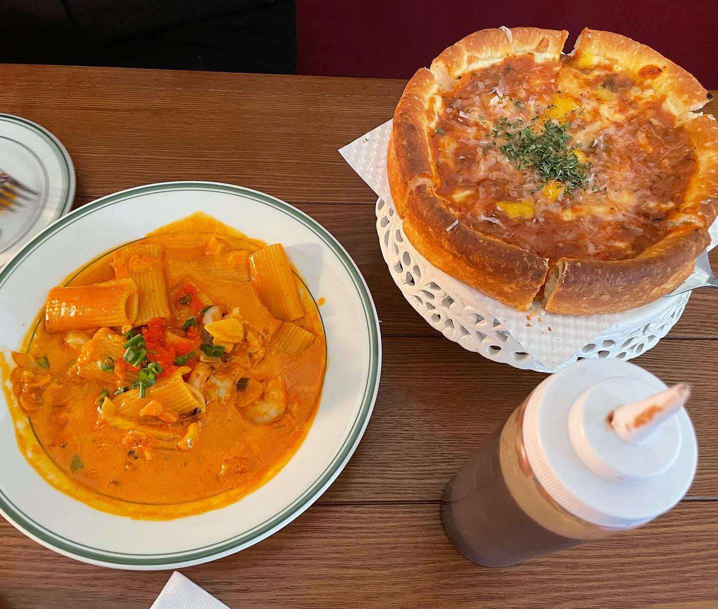 오랜만에 만난 반가운 친구랑 들렀던 곳!

📍영통, 소니스 썬프란시스코마켓

노는 건 다 좋아 어디든 좋아 하면서
느낌오는 곳 찾아 부담없이 들어갔는데
알고 보니 찐 맛집 🤭🤭

저희는 웨이팅도 없이 들어갔는데
웨이팅하면서 자주 가는 단골들 많은 곳이에요!

가격도 착한편이고 
메뉴 둘다 너무 맛있어서
먹으면서 감동했다는 사실❤️

특히 피자에 딸기쨈을 뿌려먹는거
저만 처음인가요 ㅋㅋㅋㅋ
너무 맛있고 신박했던 곳👍🏻👍🏻

오늘은 날이 쌀쌀하네요
좋은 주말 보내세요〰️

#꽃이야 #맛집추천 #영통맛집