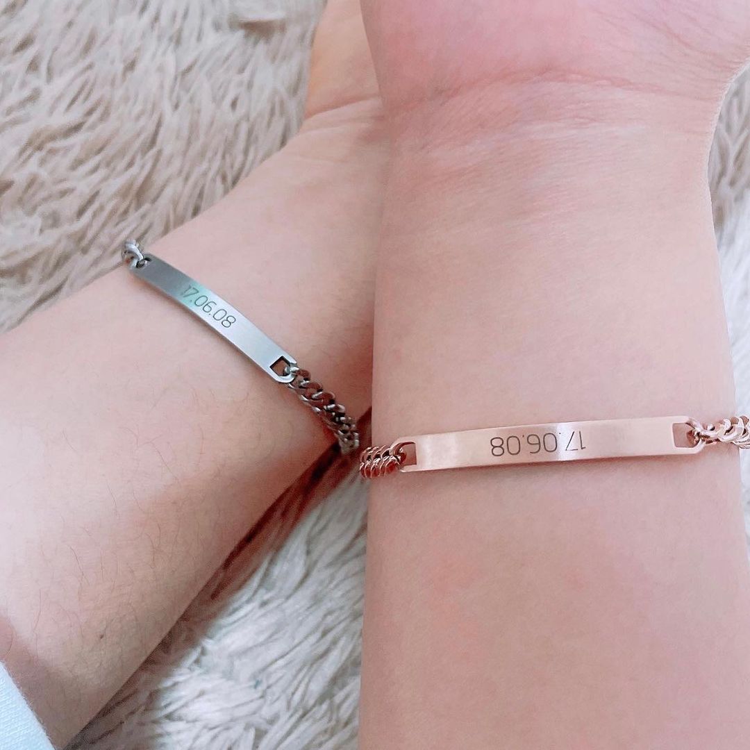 @yoon_sley on Instagram: “⠀ #협찬 우리만의 기념일을 기억하고 싶을 때 착용하면 좋은 이니셜 팔찌❤️ 가격대도 부담스럽지 않아 학생들에게도 추천‼️ ⠀ 평소에 알러지 있는 나에게도 자
