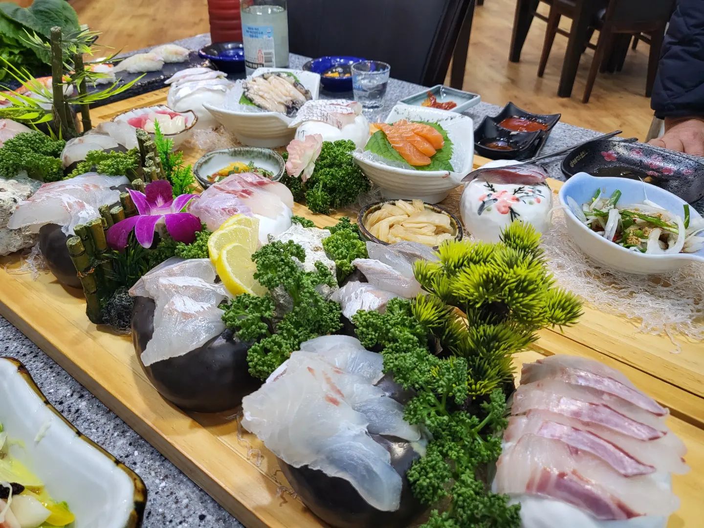 제주도와서 첫 회코스요리🐟
해비치 근처에 위치한 #해미원

주위에서 추천한 맛집답게 신선하고 종류도 어마어마하다 ㅋㅋㅋ
이모님들도 친절하고
해비치 근처 맛집으로 인정👍

#제주도맛집 #표선해수욕장맛집 #제주도횟집 #제주해비치맛집 #제주해비치호텔 #해미원