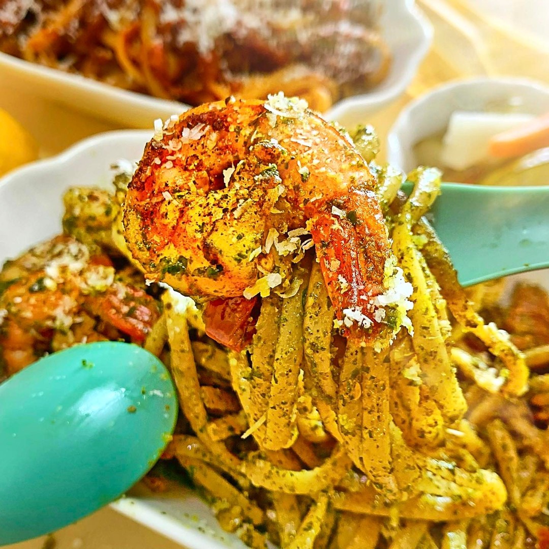 %동대문회기역*경희대% 맛집발견!!! #라구퀸 한입 먹자마자 그 곳이 **이탈리아***
{밀키트 택배도 가능하다규@@}

한 번 가면 무조건 단골집 쌉.가.능;
>라구링귀니&쉬림프바질페스토 '꼭 꼭 주문'
(파스타에 진심인 곳,,,,,면부터 소스, 재료들까지 신경써서 만든 느낌 가득느껴짐✨)

라구퀸은 쉐프님이...유학까지 하셔서 소스를 개발하셨는데... 진짜 한 번 맛보면 그 뒤로 다른 시판소스 절대;;;절대 못 먹음;;;;;;;;
->> 파스타에서 찐 깊은 맛이 느껴지다니Σ('◉⌓◉’)
{심지어 수제피클까지 피클 중 탑..}

바질페스토도 강하게 *바질의 향*이 느껴지면서 중독적인 맛이라 숟가락으로 퍼 먹고 싶을 정도•••••••
새우의 양이 아낌없이 들어있는데,,심지어 대왕새우 (>톡톡 터지면서 식감 최고ㅜ)

++++ 와인이랑 같이 먹으면 조합 최고라@ 한 모금 한 모금,,하다가 취할 수 있음 주의;;;;;;;;;;;

▫️ 라구퀸
▫️회기역 1번출구
▫️https://m.smartstore.naver.com/raguqueenathome
[밀키트 택배 주문링크]

#둥둥_동대문 #둥둥_회기역 #둥둥_파스타