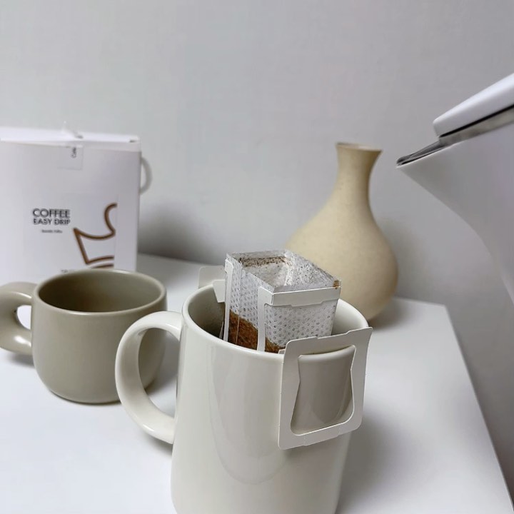 드리커피로 시작하니 향긋해요😆☕️
.
커피향 좋아하시는 분들 정말 많으시죠?
컵에 딱 꽂아서 물 부을 때 퍼져나오는 
그 향기가 참 매력적인 커피네요
제가 타면서 향기가 정말 좋아서 기분이 절로 좋아졌어요~🌸
.
카페엘디오스 껀데 향기가 좋고 맛도 좋길래 어떻게 블랜드 되어있나 살펴봤어요
커피 노트 적혀있으니 좋네용🤍
.
원두가 참 고급스럽다 다르다느껴지는 커피
울님들도 커피 한잔으로 시작하시며 월요팅 하세요😆☕️🤍