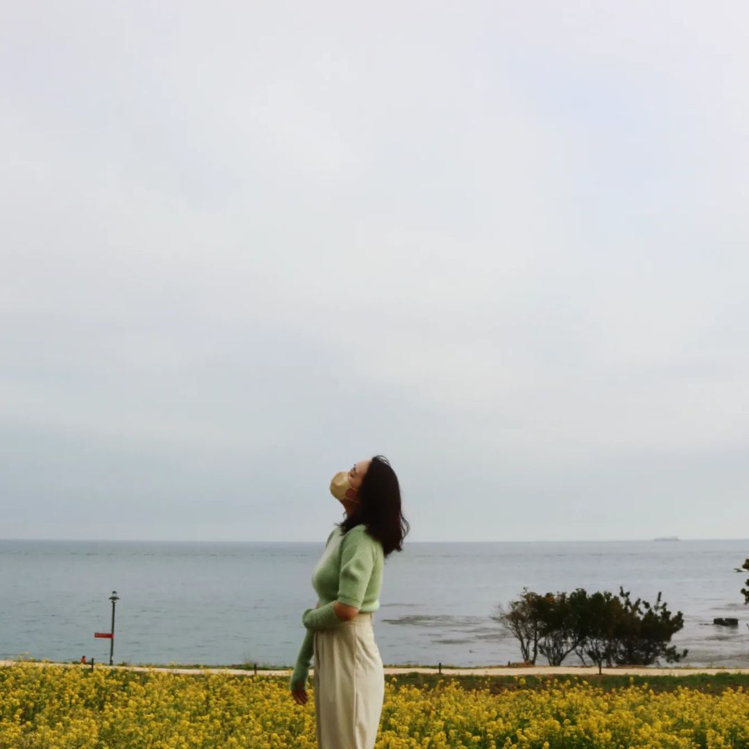 채현지 on Instagram: “나는 비와 구름을 몰고다니는가보다 😏 . #울산여행 #슬도유채꽃 #일상을여행처럼”