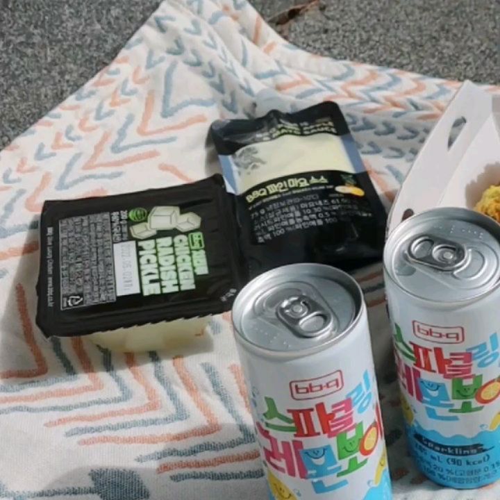 Miseon Lim on Instagram: “#광고 . 피크닉갈때는 버터랑 옥수수향 풀풀 풍기는 BBQ 치킨 크런치버터 🍗 냄새만 맡아도 진한 단짠단짠 내음 . 비가 오니까 더욱더 그리워지는 어제 자부타임과 피크