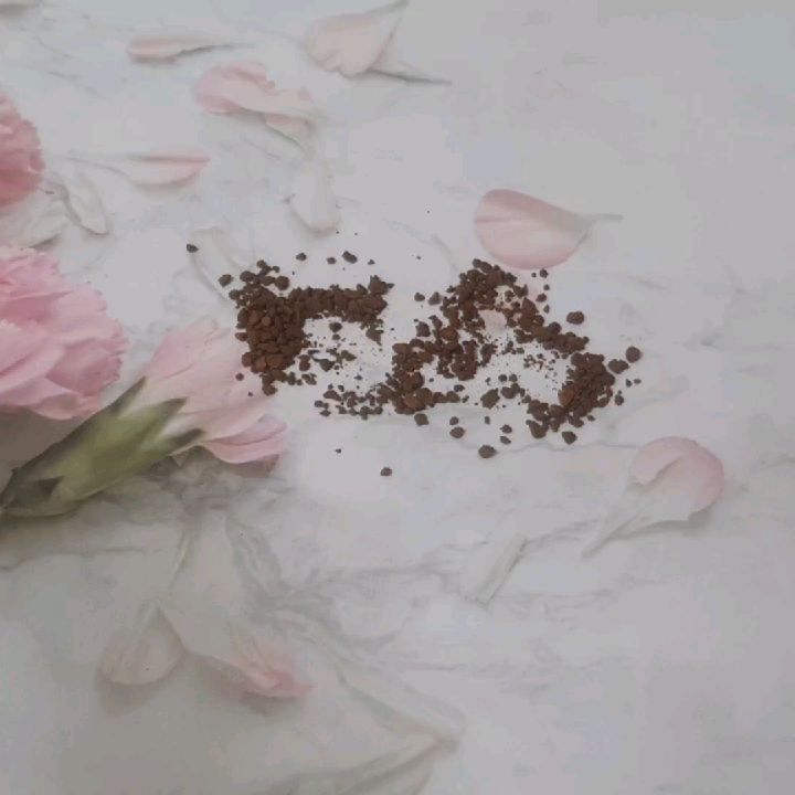 요번에 방청소 용으로 홈마블 청소기를 주문했어용 ㅋㅋ
원래 집에 있는 청소기는 유선에다가 너무 커서 방 청소 한 번 하려면 너무 귀찮았는데
요건 미니 청소기에 무선이라서 진짜 너무 편한거있죠!

방청소가 슥슥싹싹 즐거워지는 마법...★
가격도 저렴해서 집들이 선물로도 좋을 것 같은 아이템이에요 ㅎㅎ
저는 거의 머리카락 청소용이지만 반려동물을 키우시는 분들이나
아니면 차량용 청소기로도 많이 사용하더라구요.

진짜 사용하고부터 삶이 쾌적해진 홈마블 청소기 ㅋㅋ
미니청소기, 무선청소기 찾으신다면 추천드려요!

#협찬 #미니무선청소기 #홈마블청소기 #책상청소기 #원룸용미니청소기 #소형청소기 #핸디형청소기 #가성비무선청소기 #자취청소기 #자취필수템 #이사선물 #자취선물 #원룸필수템 #원룸인테리어
