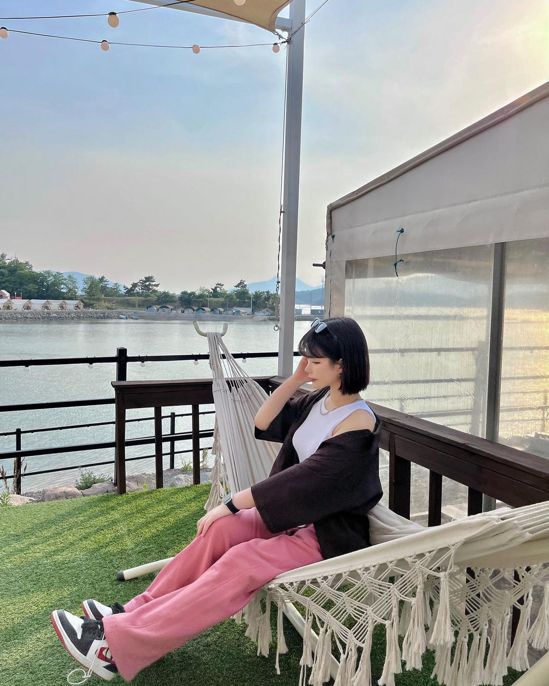 수민 on Instagram: “#숙소제공 #협찬 난생 처음으로 이용해본 카라반! 🏕 #비토섬신우리조트 에는 캠핑장 / 글램핑 / 카라반이 있는데, 저는 대형 카라반을 이용했습니다 🚐🤍 카라반은 내부