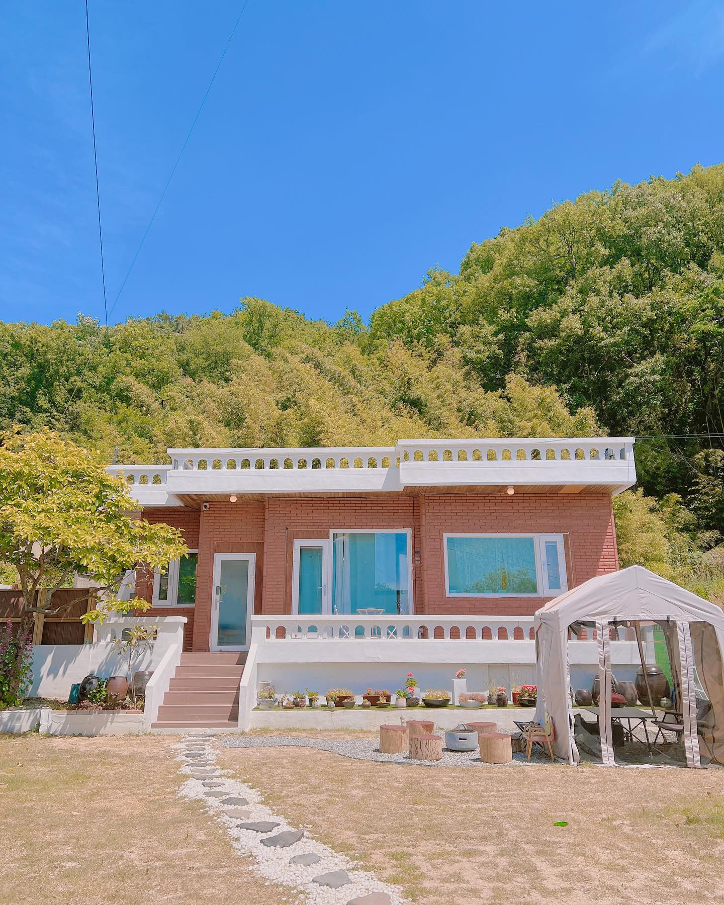 travel_cs_pic #시에스여행 

울산 주전에 위치한 프라이빗한 감성 숙소 #은현당 

📍단독주택을 개조한 펜션으로 우리들만의 시간을 즐기실 수 있어요.

📍밖에서 보면 그냥 주택 같지만 안으로 들어가는 순간 감성에 젖어버리는 분위기

📍뛰어놀기 좋은 넓은 마당과 캠핑 분위기를 느낄 수 있는 바베큐장, 불멍도 하실 수 있어요.

📍저희는 술에 취해 야외 욕조를 이용 못했지만 현관문 옆 데크에 야외 욕조도 있답니다.

📍주전몽돌해변 바다와 가까이 있어요.

📍상세정보는 블로그 참고해주세요.

 📌#은현당 
📌주소: 울산 북구 아름1길 42-13
📌독채 단독주택 / 침실2, 거실, 주방, 화장실1, 빔프로젝트(넷플 가능), 야외 욕조, 개별 바베큐장, 냉장고, 얼음정수기 등

---------------------
📍블로그 -> https://blog.naver.com/ckdtn910731
📍인플루언서 홈 -> https://in.naver.com/cs_travel