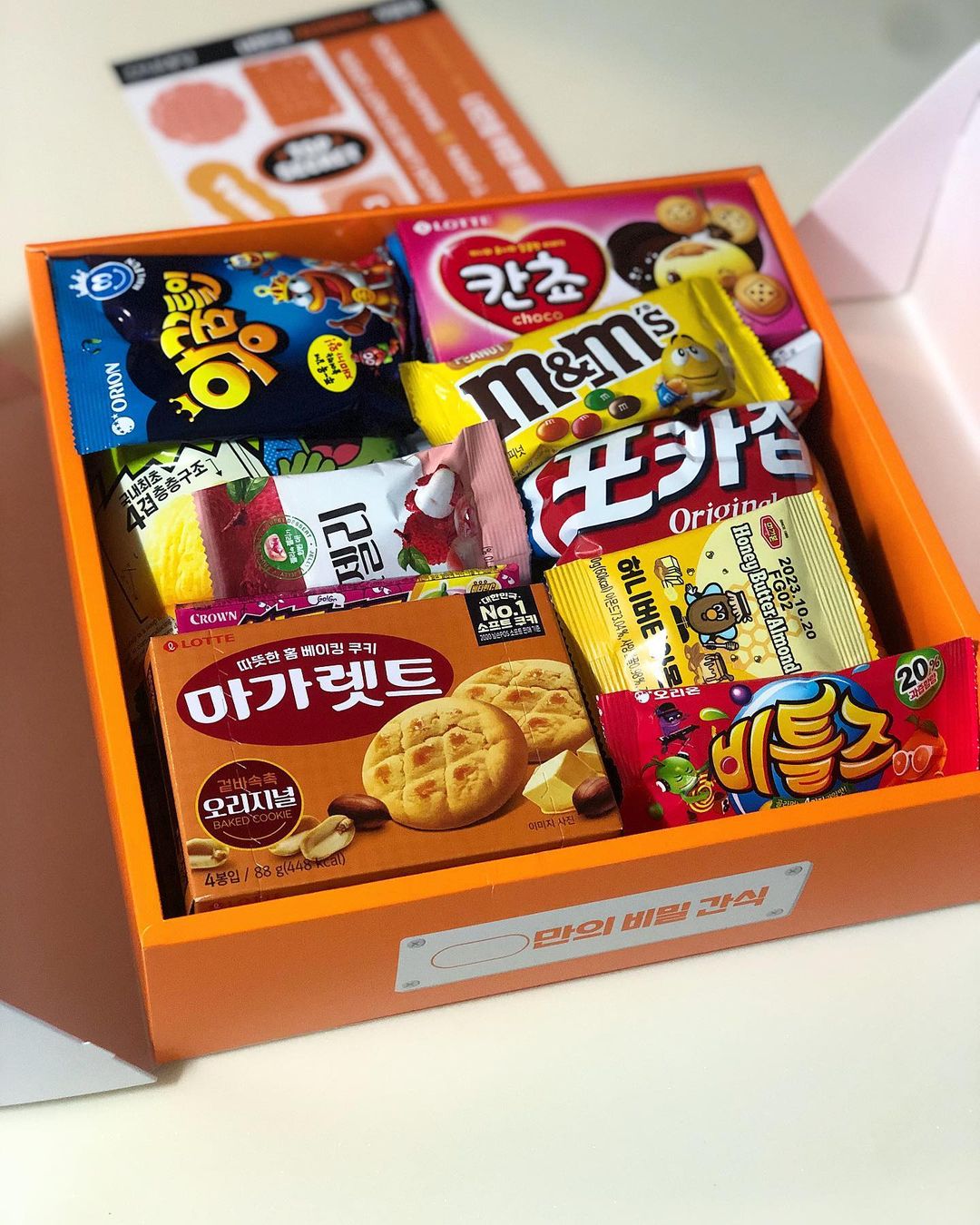 식신의 맛있는 일상💓 on Instagram: “#광고 #간식대장 요즘 달달구리 간식으로 야금야금 먹고있는 간식박스😻 나만의 비밀창고 컨셉으로 푸짐하게 쌓아두니 좋네요🧡 포카칩, 꼬북칩, 고래