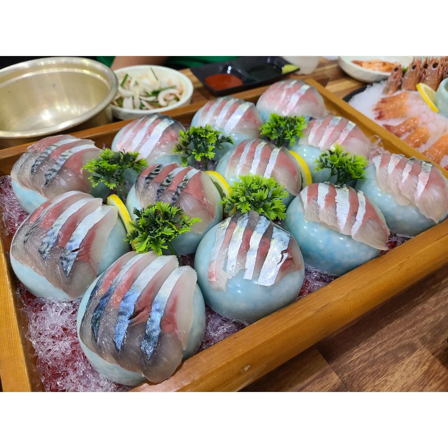 제주맛집 #가파도수산

오늘 소개드릴 맛집은 
제주 모슬포항 근처에 있는 가파도수산 입니다😉

가파도수산은 제주도에가면 꼭 먹어야하는 
고등어회와 딱새우를 동시에 맛볼 수 있는 가게에요👏

자리에 앉자마자 튀김, 불고기 등 다양한 밑반찬들로 
테이블을 가득 채워주셔서 메인요리가 나오기 전에 
한라산 소주를 한병 까버릴 수 밖에 없었어요🙈

정신없이 밑반찬들을 먹다보니
고등어회와 딱새우가 나오더라구요😆

고등어회는 신비로운 옥구슬 위에 세팅되어 나와 기대치를 높였고 
딱새우는 살얼음 위에 빼곡히 세팅되어 나와 아주 신선해보였답니다💯

고등어회를 김과 고등어밥에 싸먹으니 
역시 제주는 고등어회야 라는 말이 저절로 나오더라구요😋

딱새우도 정말 신선해서 너무 달고 
입에서 녹는 느낌이었어요😍

정말 이 두가지 최고의 안주 덕분에 
한라산 소주를 얼마나 마셨는지 기억이 나는다구요🤣

고등어회와 딱새우 이외에도 
다양한 횟감들을 판매하고 있으니 
모슬포항 근처 놀러 오시는 분들은 
가파도수산 꼭 한번 방문해보시길 추천 드릴게요🤗

💌 제주 서귀포시 대정읍 하모항구로6번길 22 1층

#제주 #맛집 #딱새우 #고등어회 #먹스타그램🍴