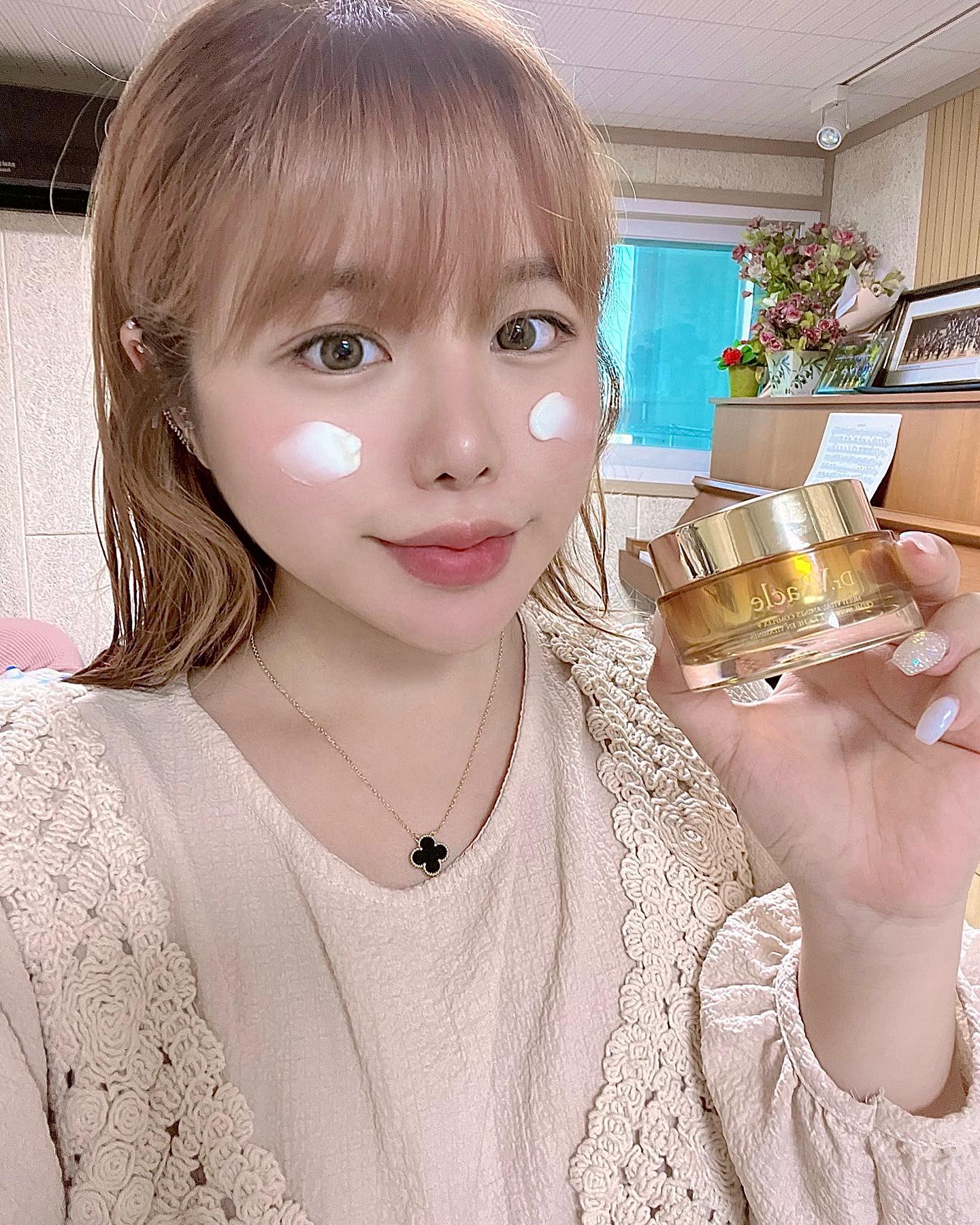 #협찬 drvracle_kr 

완전 영양 가~득🤍
#닥터뷔라클 멀티 비타민 콤플렉스 나인 영양크림🧡
꾸~덕꾸덕하니 나이트크림으로 쓰기에도 제격 헤헤✨🥰

✔️비타민계의 에르메스 9가지 종합비타민 함유
✔️6종 펩타이드 함유
✔️8종 히알루론산 함유
✔️17종 아미노산 함유
 ✔️주름개선, 미백 2중기능성 화장품✔️정제수대신 비타민 나무 열매 추출물 사용

#주름개선 #멀티비타민#영양크림#비타민화장품#비타민추천#종합비타민#비타민계의에르메스#닥터뷔라클#