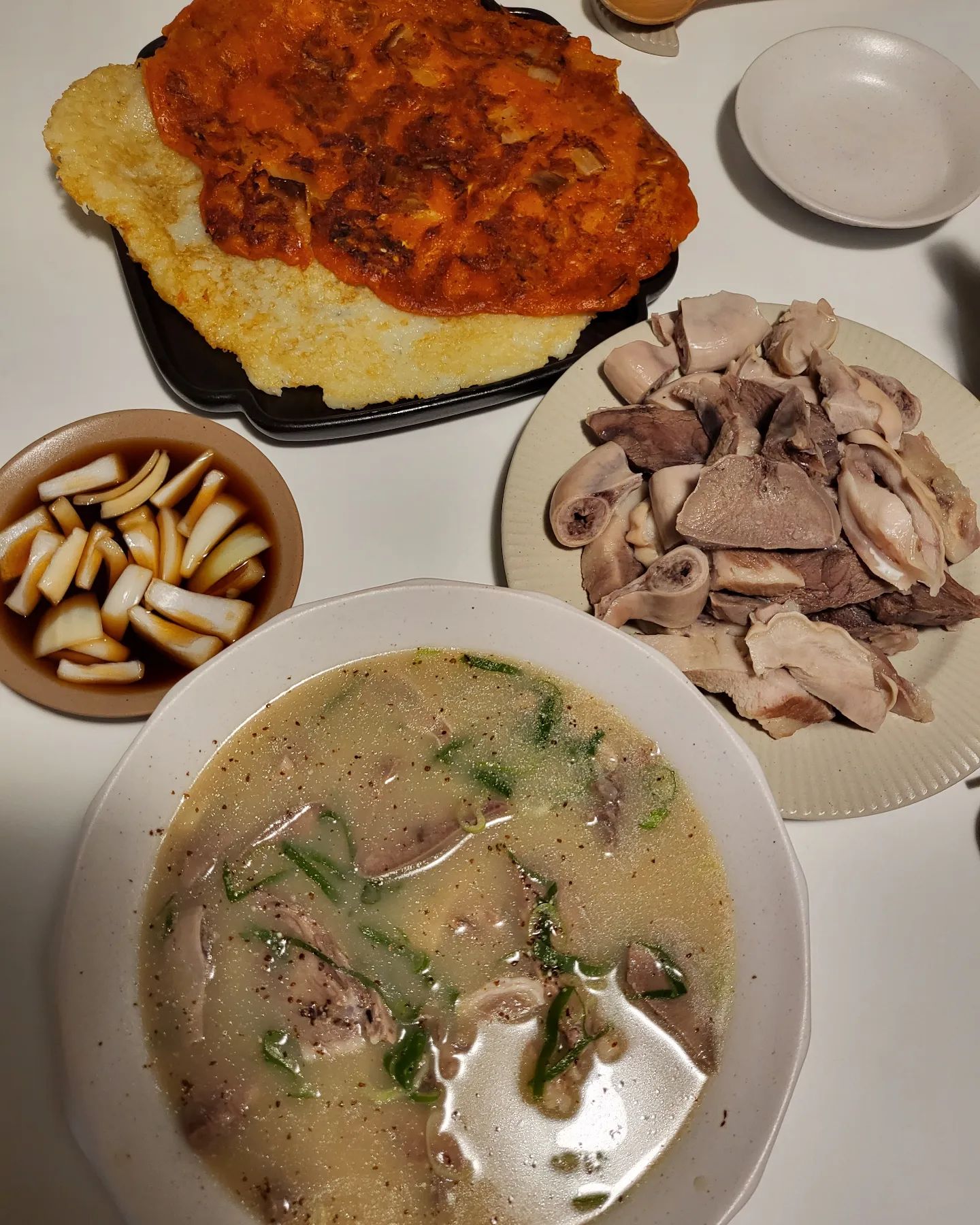 📕배스타의 일상 Diary📕
오랜만에 접선한 지지부부👫
밀크🐈‍⬛는 여전히 날 경계하며 침대 밑으로 들어가 있었다...

월요일부터 고생했으니 수원역맛집인 #아다미순대국  에서 포장한 머리수육과 국밥 그리고 성대역맛집인 #왕빈자삼파전 에서 김치전+감자전을 포장해서 한 상 가득 차려주었다😆

블루투스 스피커에서 은은하게 나오는 음악을 들으며 맛있는 음식들과 빠질 수 없는 Fresh 한 잔까지!!! 모든 것이 좋았당😋

오늘만 일하면 6월 첫 날부터 쉬니까 다들 화이팅🔥
.
.
beige1_ g2i227 덕분에 잘 먹었습니다
#수원역맛집 #성대역맛집 #경기도민 #한상가득 #월요병극복 #배스타 #배스타그램 #맛스타그램 #먹스타그램 #일상스타그램