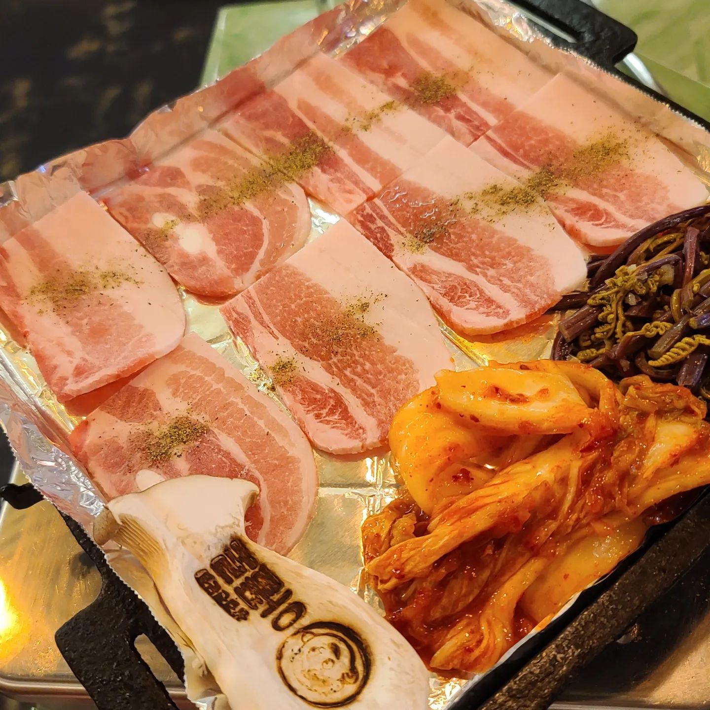 급냉삼겹이라 신선하면서 땟깔이 넘 이쁘네요...
기막히게 맛나게 익은 대구냉동삼겹살
대구대봉동삼겹살 맛좀 제대로 즐겼답니다 
냉삼에 김치말이 국수는 빠질수 없죠..ㅎ
고사리랑 대구냉동삼겹살 찰떡궁합
어떻게 먹든 무한 흡입 하게 되는 대구냉동삼겹살
일반 삼셥살 보다 더 고소함이 폭발하는게 맛나고 분위기애 취하고 맛에 반하게된 시간이네요..
다음에는 울집 댕댕이랑 밖에 테라스에서 같이 먹으러 와야겠어요..
요긴 한번도 못온 사람른 있어도 한번만 오지 않을듯... 
넘넘 맛있세 잘 먹고 깁니다..
여기 대구냉동삼겹살 완전 최고!!
#아폴로식당 
#대봉동맛집
#대봉동냉삼 
#대봉동냉삼맛집 
#대구대봉동냉삼맛집 
#대구대봉동냉동삼겹살 
#대구삼겹살맛집 
#대구중구삼겹살 
#대구중구삼겹살맛집 
#대봉동냉동삼겹살 
#대봉동냉동삼겹살맛집 
#대구대봉동술집 
#대구대봉동맛집 
#대구대봉동냉삼 
#대구냉동삼겹살 
#대구냉삼 
#대구삼겹살