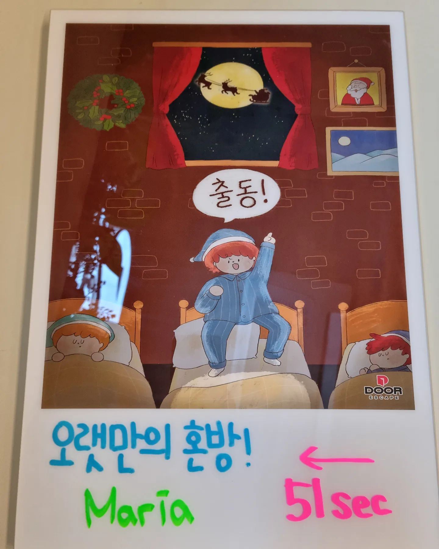 도어이스케이프 강남가든점
🙋‍♂️출동!🙋‍♂️

난이도 ❤❤❤
인테리어 ❤❤❤❤❤
스토리 ❤❤❤❤❤
장치: 자물쇠 2:8
재미 ❤❤❤❤❤
공포도 없음
추천 ❤❤❤❤❤

포스터가 넘나 취향저격이라 꼭 하고 싶었던 출동!
마침 가오픈 기간 운좋게 예약 성공~
원래 오빠랑 2인플이었는데 어쩌다보니 혼방하게 됨.

혼방가능한 테마라 해서 혼자는 엄청 못하지만 용기를 내서 갔는데.. 이거 진짜 혼방 가능한 테마 맞습니까?🤣

문제 자체가 어렵진 않은데 문제수가 상당해서 혼방은 완전 고인물 아니고는 비추천.
하지만 혼방하니 문제 독식하는 맛은 좋더라구요😉

분명 초반에 잘 풀려서 오~나 좀 하는데?싶었는데 중간부터 갑자기 삽질 시작ㅋㅋ지금 생각해보면 다 풀수 있는데 너무 어렵게 생각했고
눈을 폼으로 달고 있어서 시간 너무 많이 지체됨😭

아직 가오픈 기간이라 힌트를 인터폰으로 하는데 너무 귀찮게 해드린것 같아 죄송합니다!!
dong._.perignon

어쨌든 귀염뽀짝하면서 넘 기분좋은 테마라 최근에 한 테마중 제일 재밌었다!😍

물론 나는 극극극극쫄에 혼방으로 해서 중간에 사알짝 쫄았지만 공포도는 진짜 0에 가까우니 쫄들도 걱정하지 않아도 될듯~

이런 갬성 신테마 많이 나왔으면 좋겠다!!

doorescape

#방탈출#방탈출카페#도어이스케이프#강남방탈출#강남방탈출카페#방린이#혼방#방탈출스타그램#취미스타그램#강남역방탈출카페#도어이스케이프강남가든점#출동