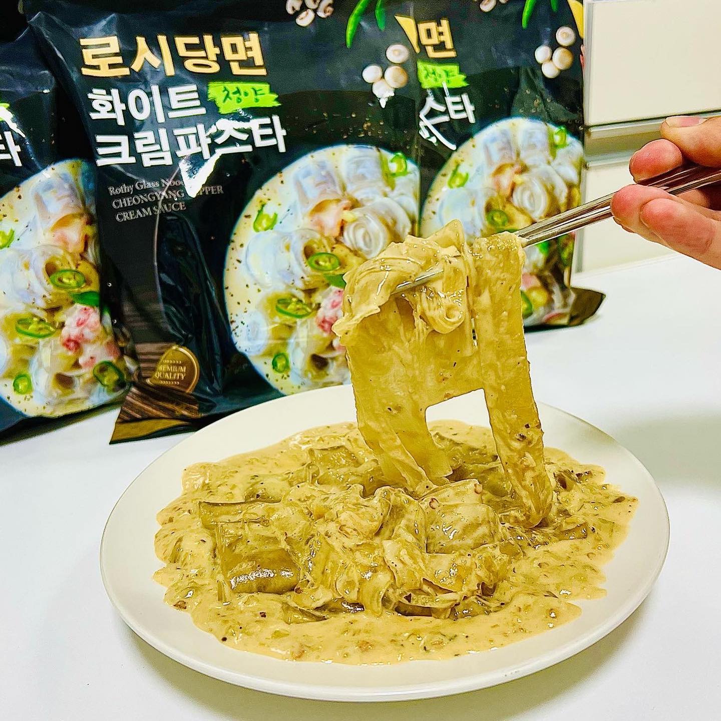 #협찬 

오늘 먹어본 음식은 집에서 간편하게 해먹을 수 있는 #로시당면화이트 입니다! 🥰

평소에 느끼한 걸 잘 못 먹는 편인데 로시 당면은 크림소스에 청양고추가 들어가서 매콤하고 느끼하지 않아 계속 손이 갔어요 !!😁🍽🍝🍝🍝

특히 조리시간이 짧고 조리법이 간편에서 좋았습니다!! 

저는 집에 치즈가 있어서 치즈를 넣었더니 파스타가 훨씬 풍미 있어졌어요!! 💓💓🥰👍그리고 로시 당면은 한 팩에 소스가 2개나 들어있어서 한 개 정도는 로제 소스를 넣어서 로제 파스타로 해먹어도 좋을 거 같아요👍👍👍🍽😘💛

  #로시마켓 #송주불냉면 #로시당면 #넓은당면 #로시당면레드 #자매품 #로시당면화이트 #매운맛 #당면볶이 #볶음면 #저염 #저칼로리 #다이어트 #먹팔 #먹스타그램 #먹팔하면맞팔 #먹스타맞팔 #먹스타그램🍴 #먹스타소통 #먹부림 #좋아요 #선팔하면맞팔 #선팔