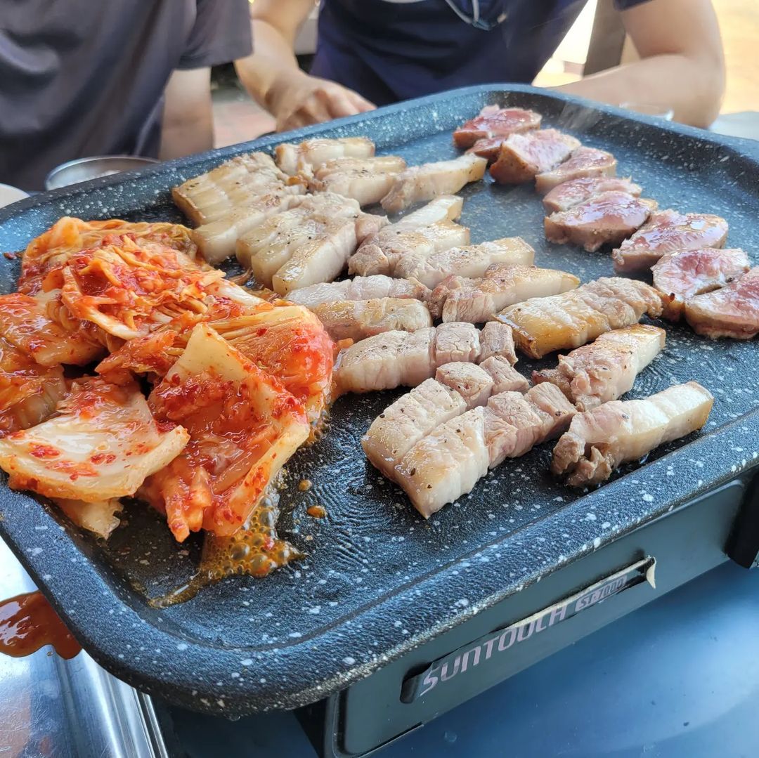 하양이자두 on Instagram: “여주 신라 CC 근처 고기맛집 다녀왔어요 😆 숲을그리다 라는 테마파크 안에 있는 #하르방 이라는 #참숯초벌구이 고기 맛집이에요 🍖 집사들이 먹은 고기와 음식은