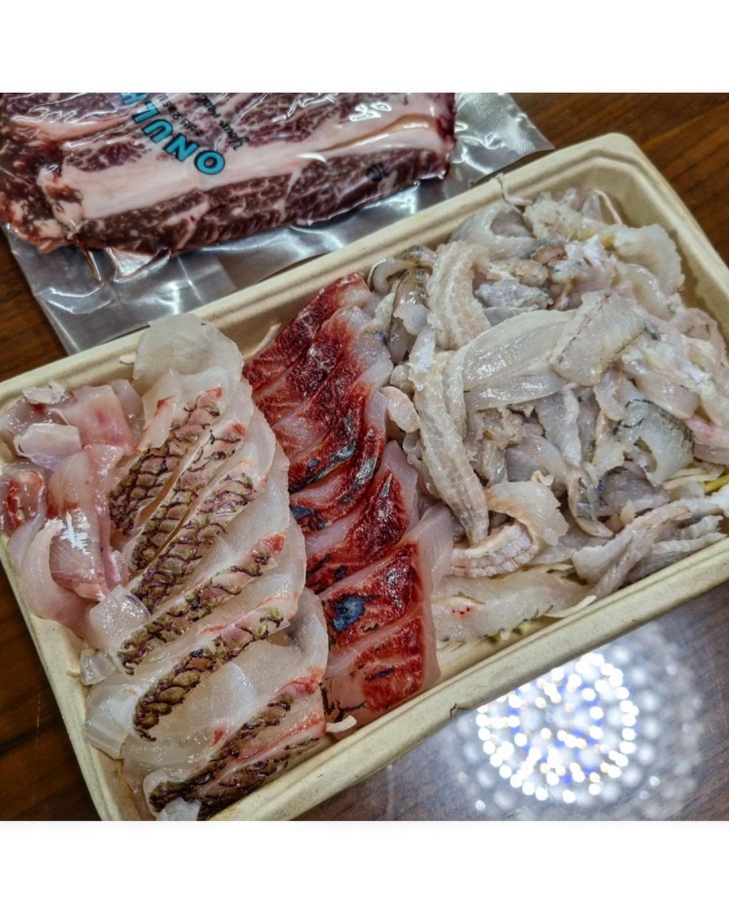 #협찬
#오늘회제공

오늘은 문어 숙회 먹으려고 했는데 어쩌다 보니 봄제철모둠회로 대체해서 먹었어요 ٩(•̤̀ᵕ•̤́๑)૭✧ 
 
도다리 참돔 보리숭어 이렇게 3종으로 구성되어 있었는데 도다리는 뼈가 있어서 세꼬시로 즐길 수 있었어요 💕 담백한 거 좋아하시는 분들 강추

참돔은 꼬들꼬들해서 맛있었고 보리숭어는 기름기가 있어서 고소하게 먹을 수 있었어요 

이제 오늘회에서 스테이크랑 신선상품도 시킬 수 있는 게 넘 좋은 것 같아요 양도 혼자 먹기 적당하고 마블링도 좋아서 맛있게 구워먹었어요

#오늘회 #오늘드림 #초신선마켓 #한우꽃등심#봄제철모둠회
#꿀조합 #우리집이회맛집 #모둠회
