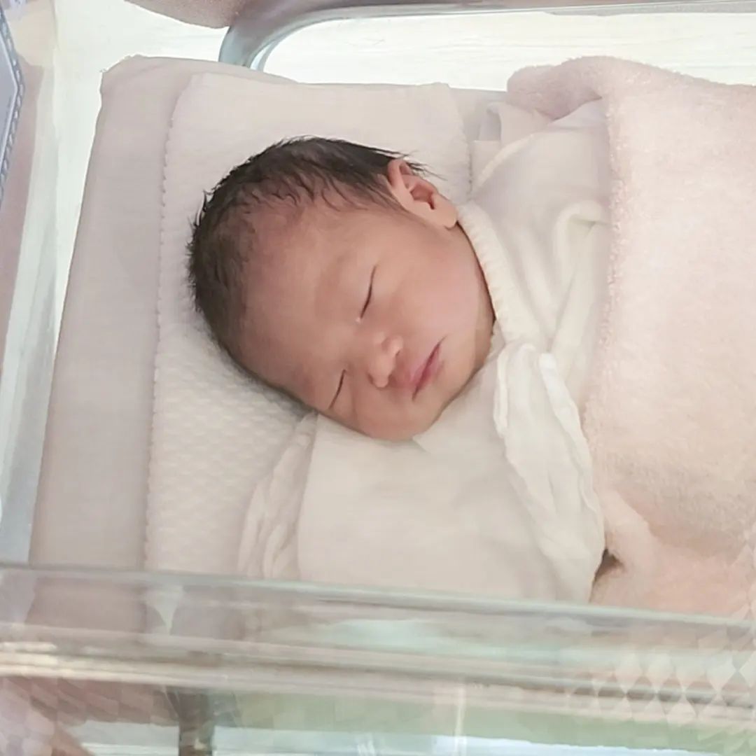 #출산🧡
.
6월1일 11시 40분 3kg 
건강하게 애기 만났어요 : ) 
.
동글동글한게 준이 어릴때랑
똑같은거 같기두하고
아닌것같기도 하고ㅎㅎ
눈썹없는건 울집 유전이구나ㅋㅋ
.
1호가 2호 보면서 너무 작고 귀엽다고
좋아해줘서 너무 다행이다 🙂
집에가서 많이 울더라도 많이 이뻐해주라 쭌~
.
앞으로 잘해보자 버터야🧡☺️
.
.
.
#출산 #육아일기 #인생2일차 #탄생
#0601 #아들맘 #애둘맘 #신생아
#아들스타그램 #도치맘예약 #신생아스타그램 
#둘째 #둘찌맘 #셋에서넷 #가족계획끝