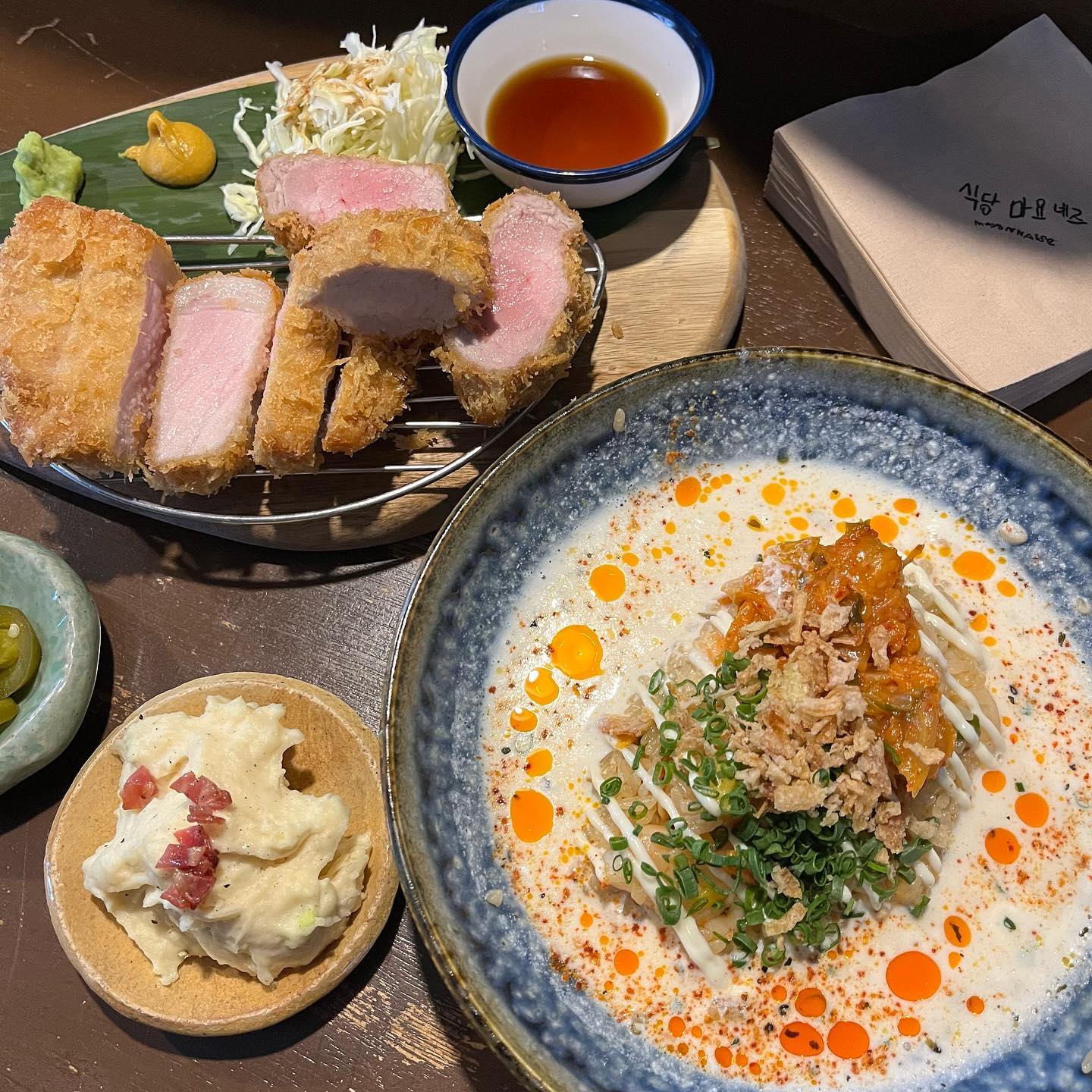 ❤️ #제주맛집 #노형동맛집 #식당마요네즈 ❤️

🐽 마요네즈필라프(11800)
🐽 등심,안심돈가스(13800)

-> 올해 초... 제주도 여행 끝에 점저를 먹고 갈까 말까 고민 했는데 공항 가는길에 * 식당 마요네즈 * 를 발견했어요🙌🏻❤️ 

근데 어쩜 이렇게 가게도 예쁘고 맛있는지... 제주도 하루 더 있을까 고민 많이 했어요😥

우선 마요네즈필라프는 처음엔 의심했지만 밥과 크림은 절대 섞지 말고 크게 떠서 크림을 묻혀 먹으라고 설명해주시는데, 리조또를 연상시키는 맛이에요!😝 고소하고 맛있는데 볶음김치랑 먹으니까 진짜 환상🥰

또, 제가 평소 돈까스를 안좋아하는데 여기서 안심돈까스를 먹은 뒤로 돈까스집을 얼마나 찾아 헤메는지...😭 부드럽고 촉촉하고 두툼하고... 바삭하기까지🐷 돈까스가 이렇게 맛있는 음식인지 몰랐습니다...🎈

비행기가 얼마 안남은 시점에 웨이팅까지 하면서 먹었는데 시간이 촉박했지만, 후회하지 않는 맛이에요😋

식당마요네즈 때문에 이번 여름엔 제주도를 갈까 하다가 비행기 값이 어질어질 해서 부산으로 감니다😢 가을에는 꼭 다시 제주 가서 다른메뉴 먹어볼래요✈❤

제주 식당마요네즈 
영업시간 : 11:00 - 22:00 (Break. 15:00 - 17:00, 일요일 정기휴무)
주소 : 제주 제주시 다랑곶3길 18