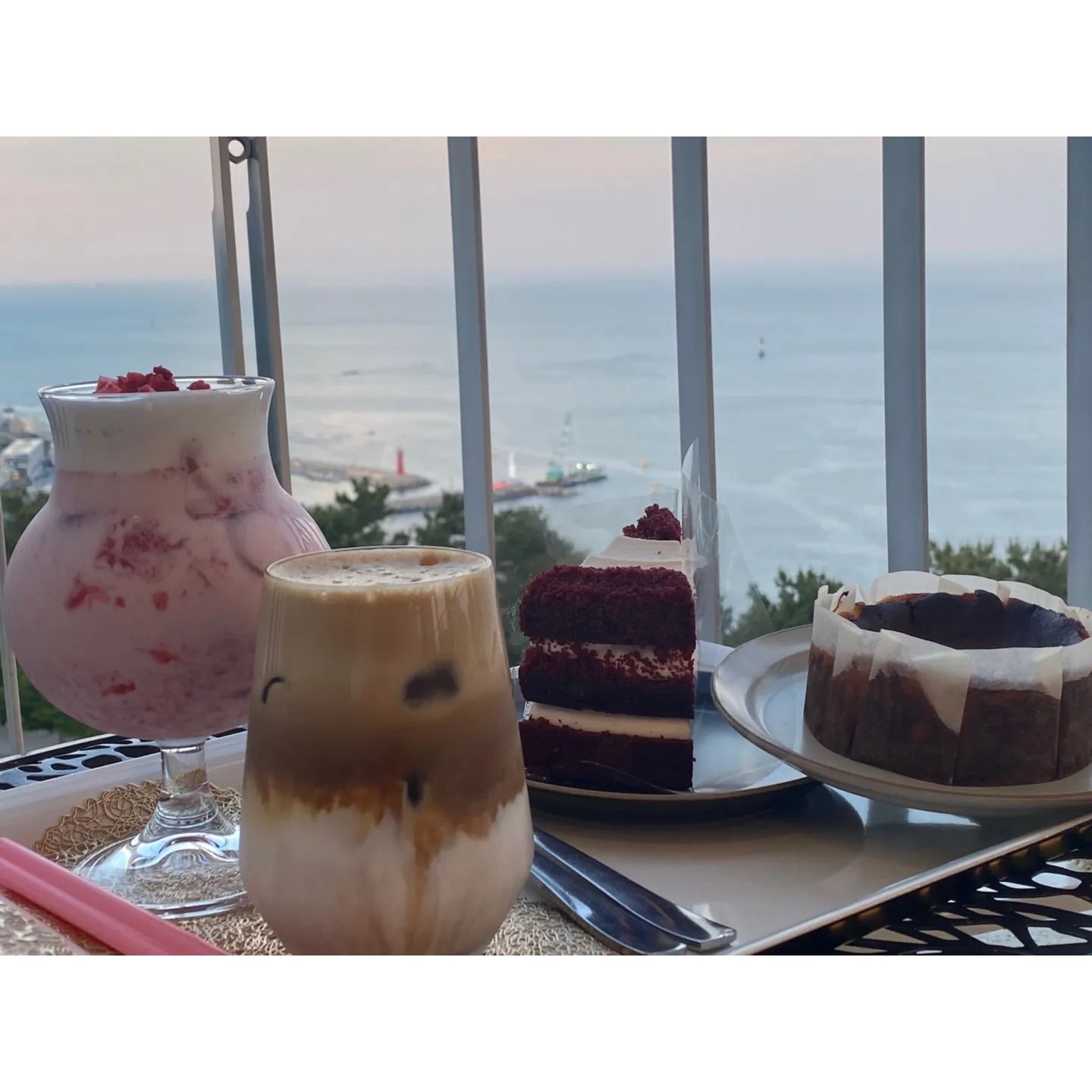 #협찬 부산카페 #스노잉클라우드

오늘 소개드릴 카페는 해운대구 달맞이에 위치한 
오션뷰카페인 스노잉클라우드 입니다💛

스노잉클라우드는 다른 오션뷰 카페와 다르게 
바다 바로 옆에서 보는 카페가 아닌, 
절벽에서 내려다보는 느낌의 오션뷰라는 소문을 듣고 찾아가봤는데 
정말 바다를 내려다 보는 느낌이 들어 
색다른 아름다움을 느낄 수 있었어요👍

우선 저희는 야외테라스에 자리를 잡고 블루밍라떼와 딸기라떼 
그리고 바스크치즈케익과 레드벨벳케익을 주문해 보았어요😋

블루밍라떼와 딸기라떼는 너무 이쁜 잔에 음료가 나와 
보기에도 너무 좋았고 달달하게 아주 맛도 좋더라구요💯

케익도 정말 너무 맛있었어요🍰🙈
바스크치즈케익은 겉바속촉 그자체였고 
너무 느끼하지 않은게 딱 제 스타일이었고😘
레드벨벳케익도 비쥬얼만큼이나 달달하게 너무 맛있더라구요😍

스노잉클라우드에서는 시그니쳐메뉴에 대한 설명을 아주 자세히 해주시고 
스노잉커피나 스노잉레드를 시킬경우 
직접 서빙까지 해주셔서 너무 좋았어요👏

달맞이 놀러가시는 분들은 
커피랑 케익만큼이나 뷰맛집인 
스노잉클라우드 방문하셔서 
이쁜 뷰 보면서 커피한잔 하시는거 강추드릴게요🤗

💌 부산 해운대구 중동 1490-7 6층

#해운대카페 #해운대카페추천 #해운대달맞이카페 #부산해운대카페 #해운대맛집 #해운대뷰맛집 #해운대가볼만한곳 #부산오션뷰카페 #부산카페추천 #스노잉클라우드 #스토리앤체험단 #스토리앤