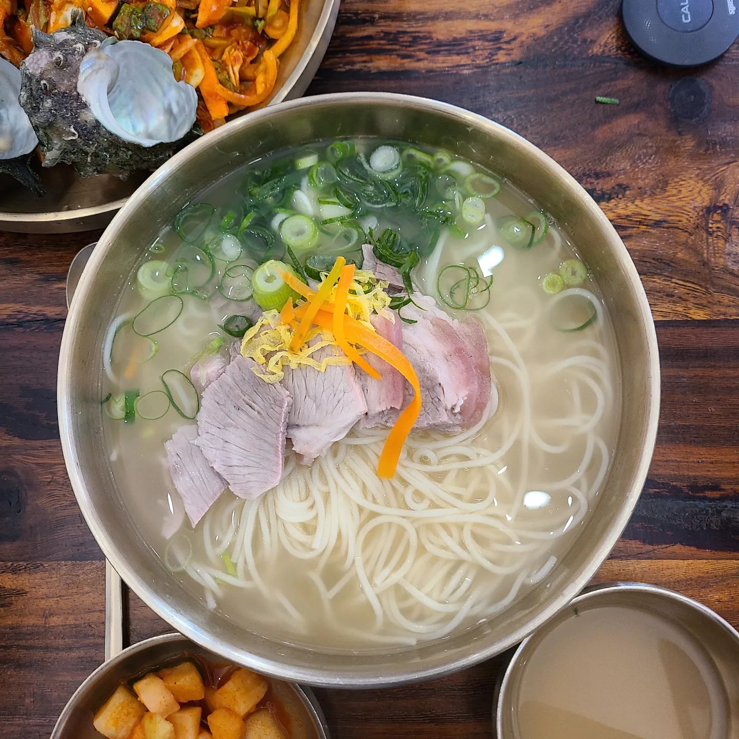 🔱먹돌 제주본점🔱

제주도하면 고기국수 아닌가요?🤤
드디어 저도 먹어보았어요.ㅎㅎ
제주공항 근처에 고기국수 집을 찾다가 가게 되었는데 내부가 청결하고 식기들이 정갈하게 세팅되어 있어서  좋았어요.

🎈제주 고기국수 9,000원

통통한 면발에 색색 고명과 고기가 올려져 있어 더 맛있어 보였어요. 
고명으로 올라간 고기 먼저 먹어보았는데 부드럽고 담백해서 너무 맛있었어요. 면도 탱글탱글하고 국물이 잘 배어있어 잘 먹었어요.🙆‍♀️

🎈제주 비빔국수 9,000원

후....사실 전 쫄면 러버인데... 그 느낌이 나더라구요.😭 면은 쫄깃하고 양념은 새콤달콤하고 올라간 야채는 아삭하니 그냥 무조건 드셔야해요!!!!

🎈뿔소라문어무침 28,000원

비주얼 TOP이었어요.ㅎㅎ 나오자마자 보이는 🐚 소라 껍질에 저도 모르게 박수를 쳤지 뭐에요.🙌👀 사실 문어가 많이 들어있을 거라고는 기대하지 않았는데 어후..많이 들어있더라구요.
매콤새콤한 양념에 무쳐진 문어와 뿔소라, 야채를 한 입에 먹으니 정말 환상이었어요.👍👍

흑돼지 육전과 뼈대 있는 한방 국밥도 맛이 너무 궁금해서 재방문 해야 할 것 같은 맛집이에요.👋

🪧 제주 제주시 월성로 26
☎️ 050-71405-9777
⏰ 매일 09:00-21:00
14:40-16:00 브레이크타임 
 20:00 라스트오더

.
.
.
#제주도 #제주공항 #제주시 #고기국수🍜 #비빔고기국수🍲 #뿔소라🐚 #문어🐙#뿔소라문어무침  #제주맛집 #먹돌 #흑돼지육전 #뼈대있는한방국밥 #맛집추천 #먹스타 #맛스타 #선팔 #맞팔 #선팔맞팔 #소통 #댓글 #환영🙌 #찐소통해요🙈 #제주여행 #먹팔 #비행기✈️ #내일뭐먹지?