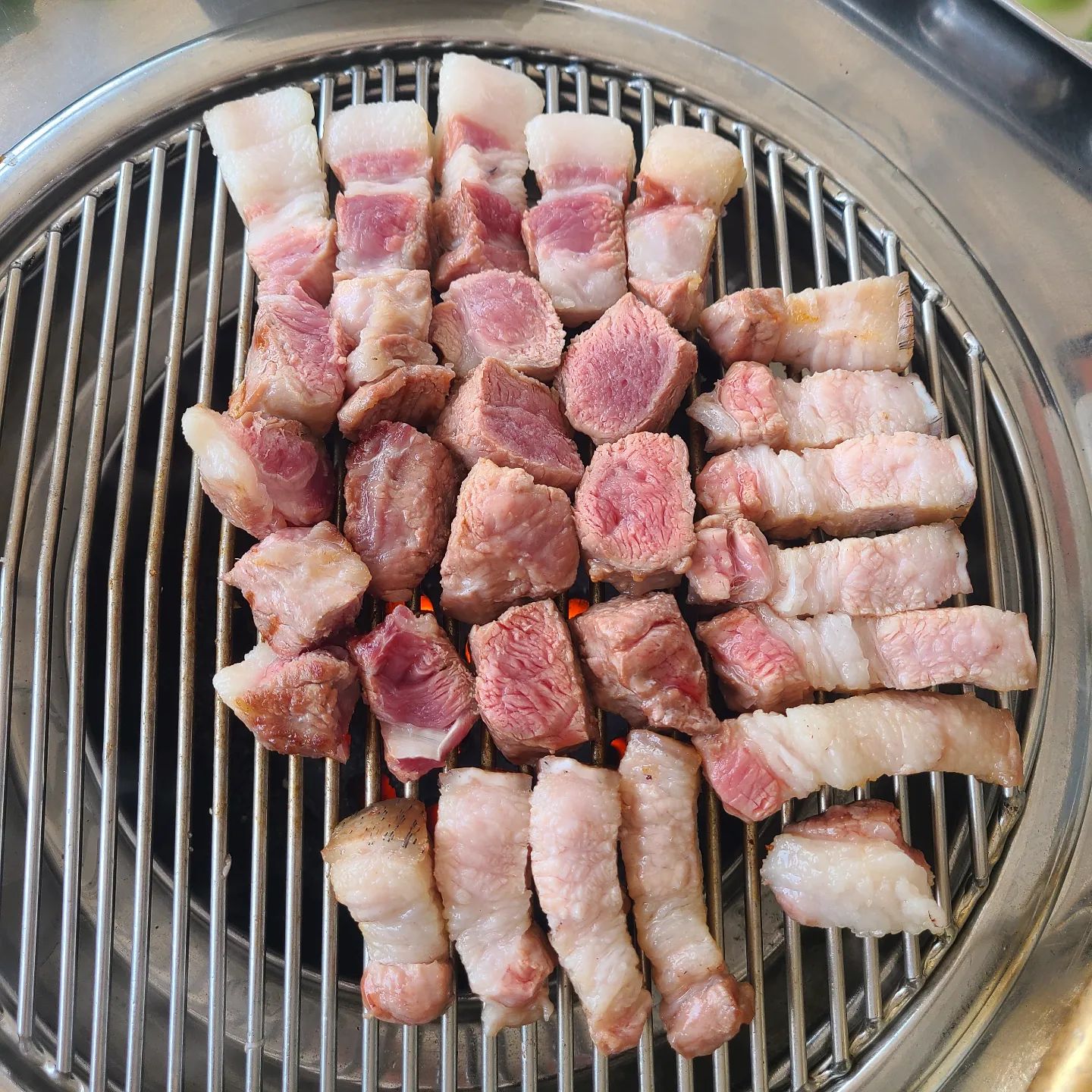 후....여기는 저의 기억 속에만 남은 흑돼지 찐 맛집이에요.🤦‍♀️

세상에 가게 이름을 잊어버렸지 뭐에요.👀 혹시나 검색해서 찾을 수 있지 않을까 폭풍검색 해보았지만 실패해버렸어요.😭

이 곳은 널리널리 알려야하는 맛집인데...저 가운데 있는 목살 같은 고기가 정말 스테이크 저리가라하는 맛이에요! 삼겹부위도 쫄깃 고소하니 맛있었구요.🤤

아쉬운 마음에 사진만이라도 올려보아요.🙆‍♀️🤣
.
.
.
#제주도 #제주흑돼지 #계란찜🧈 #흑돼지김치찌개 #흑돼지맛집 #여기어딘지아는사람손🙋‍♀️ #저는몰라요🙄 #먹스타그램 #맛스타그램 #먹팔 #맞팔 #선팔맞팔 #맞집탐방 #제주맛집 #제주도여행 #제주식당 #날씨까지완벽☀️