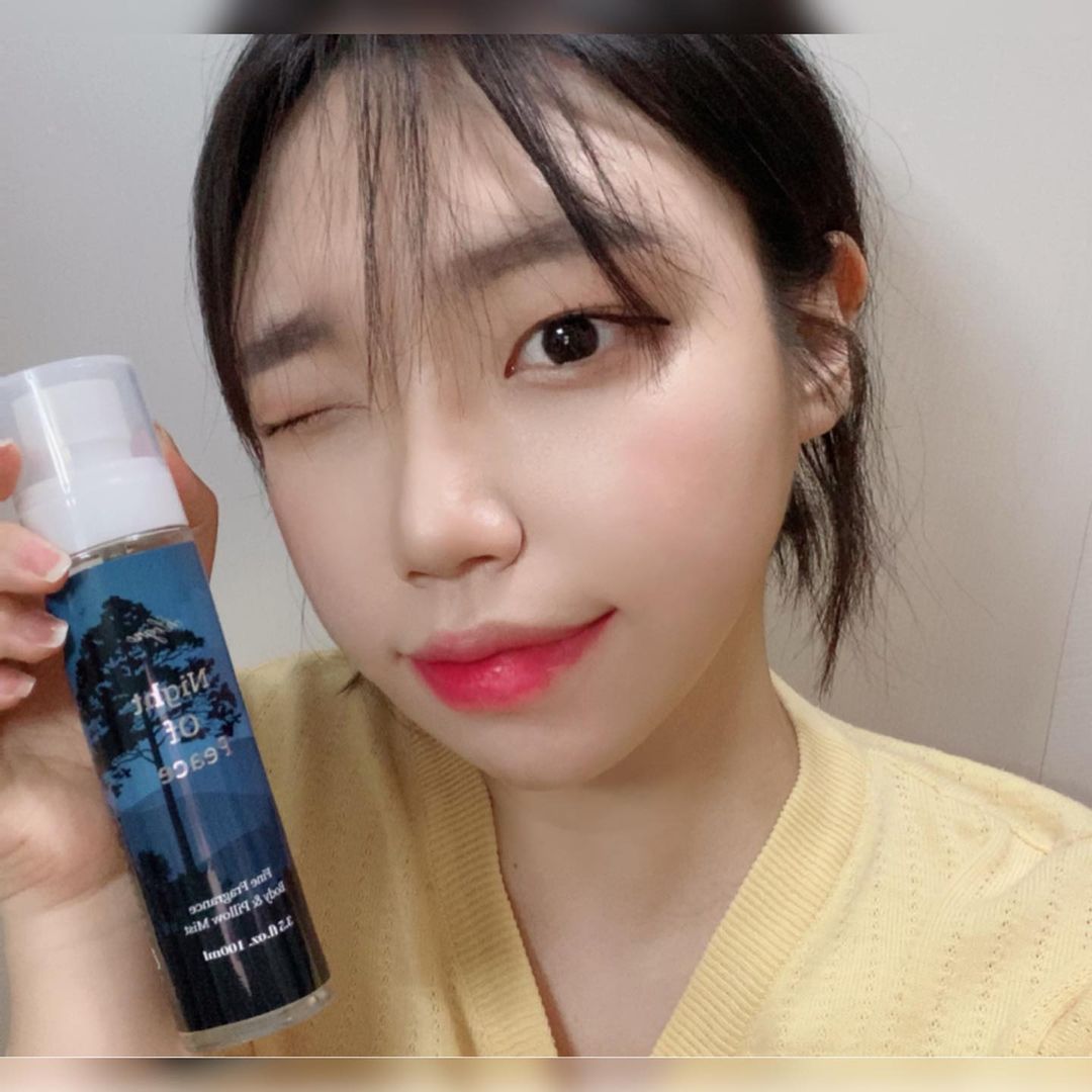 €€’s Instagram post: “#협찬 향에 민감한 저를 위해 @chlogne_official 에서 바디미스트 보내주셨어요☺️ 제가 받은 제품은 나이트 오브 피스! 향은 깊은 숲속의 냄새랄까... 향수가 부담스러울