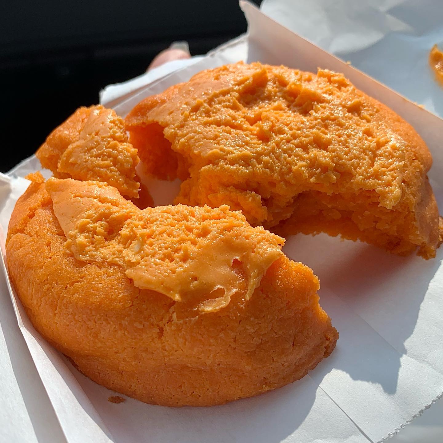 #마로스쿠키 (maros_cookie)
#황치즈쿠키 (3,500원)

저는 원래 황치즈맛 약자인데 말이죠.. 
남자친구가 황치즈맛 먹고싶다길래 사봤어요 ㅎ
아니 근데 이걸 사고 냉동보관하기엔 시간이 너무 오래걸릴 것 같았단 말이죠? 위에 황치즈크림 녹으면 안되잖아요ㅠ 그래서 어쩔 수 없이(?) 길먹하기엔 좀 그래서 차먹(?) 했어요 ㅋㅋㅋ
근데 이거 맛있네요..🧡 남자친구는 맛있다고 잘 먹더라구요 ㅎ 일단 쿠키지가 기본적으로 다 맛있는 것 같아요! 
이거 얼먹하면 진짜 맛있을 듯 ㅠㅠ 자연광에 맛들려서 찍다보니 정갈한 단면샷은 못찍은게 아쉽 ㅠ