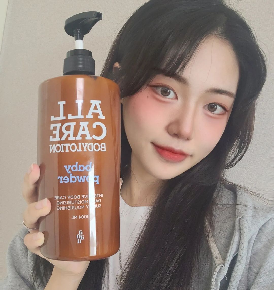 ㅁl쥬 on Instagram: “#광고 아유아유 올케어 바디로션💖 요즘 여름이라 반팔 반바지 입을때마다 피부에 각질 일어나면서 보기 안좋게 피부 갈라기는거 보기 싫었는데 이거 진짜 엄청 촉촉해