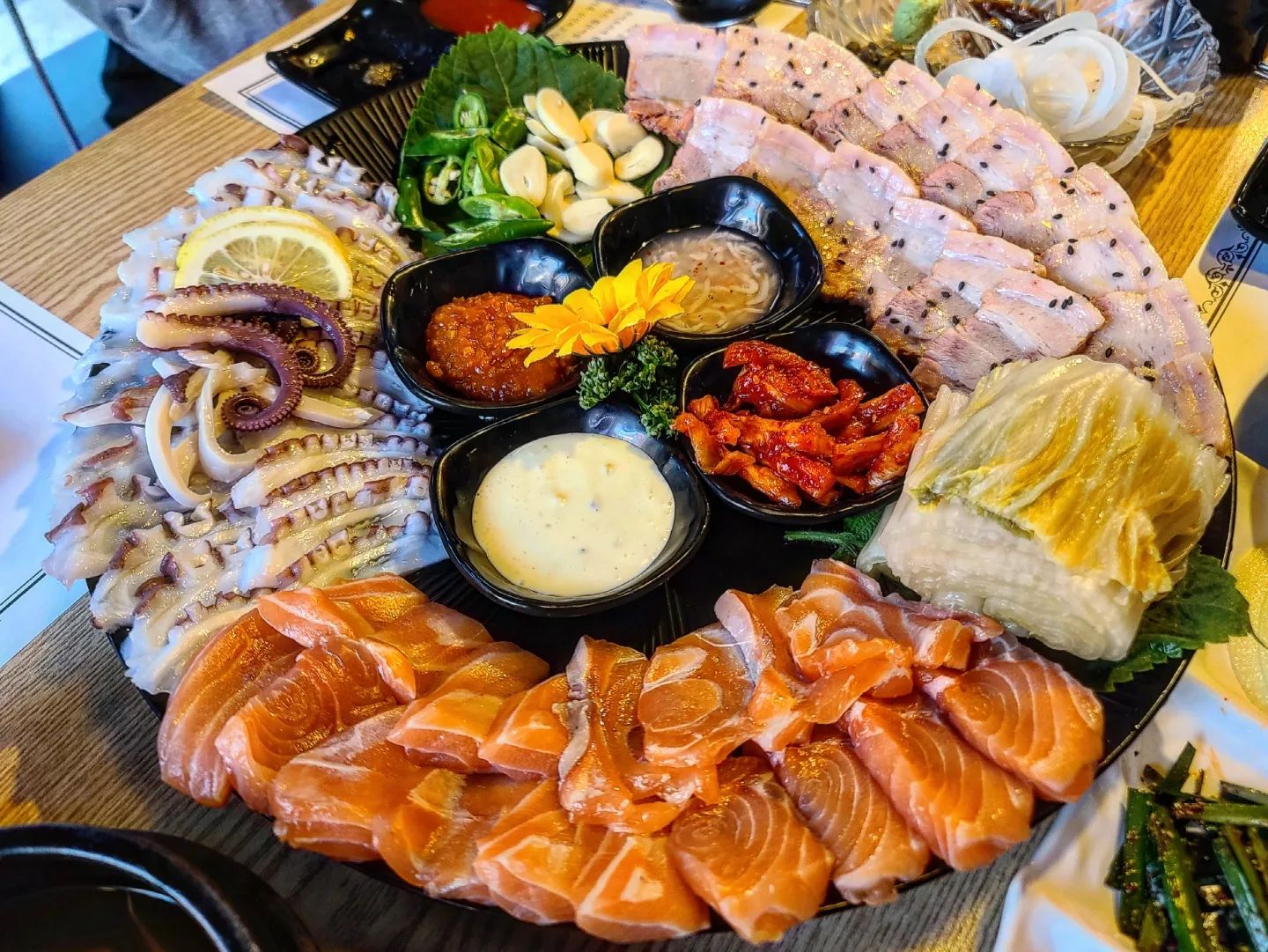 #분당맛집 진짜맛있는 문어사합❣️ 야탑 문어천하

돌문어숙회+생연어+수육+묵은지까지 풀코스로 먹는 문어사합👾

몇일 전, 워낙 맛집으로 소문난 야탑맛집 문어천하에 다녀왔어용. 역시 믿먹맛집답게 하나하나 신선하고 맛있었어요😗

가격이 예상보다 저렴해서 양이 엄청 적을 줄 알았는데, 정말 푸짐하게 나와서  주먹밥이랑 먹으니까 진짜 든든! 했어요❣️

👉야탑 문어천하
-돌문어생연어수육사합 55,000원
-해물문어알탕 27,000원
-날치알주먹밥 4,000원