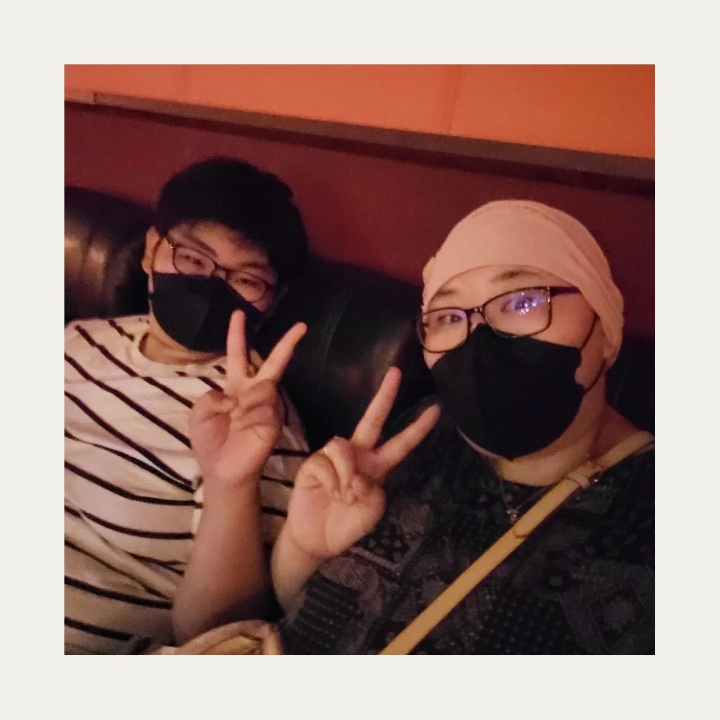 큰아들과 몇년만에 영화관데이트♡
두근두근 설레임♡
.
아픈엄마 부끄러워하지 않고,
애인처럼 팔짱끼라는 아들♡
.
동생들만 집에 두고 온것이 미안해서,
끝나고 팝콘과 음료 사가기.
.
매일이 기적을 선물받은 행복을 느끼는중.
.
#암투병중 #암환자엄마 #삼남매맘 
#영화데이트 #아들과함께