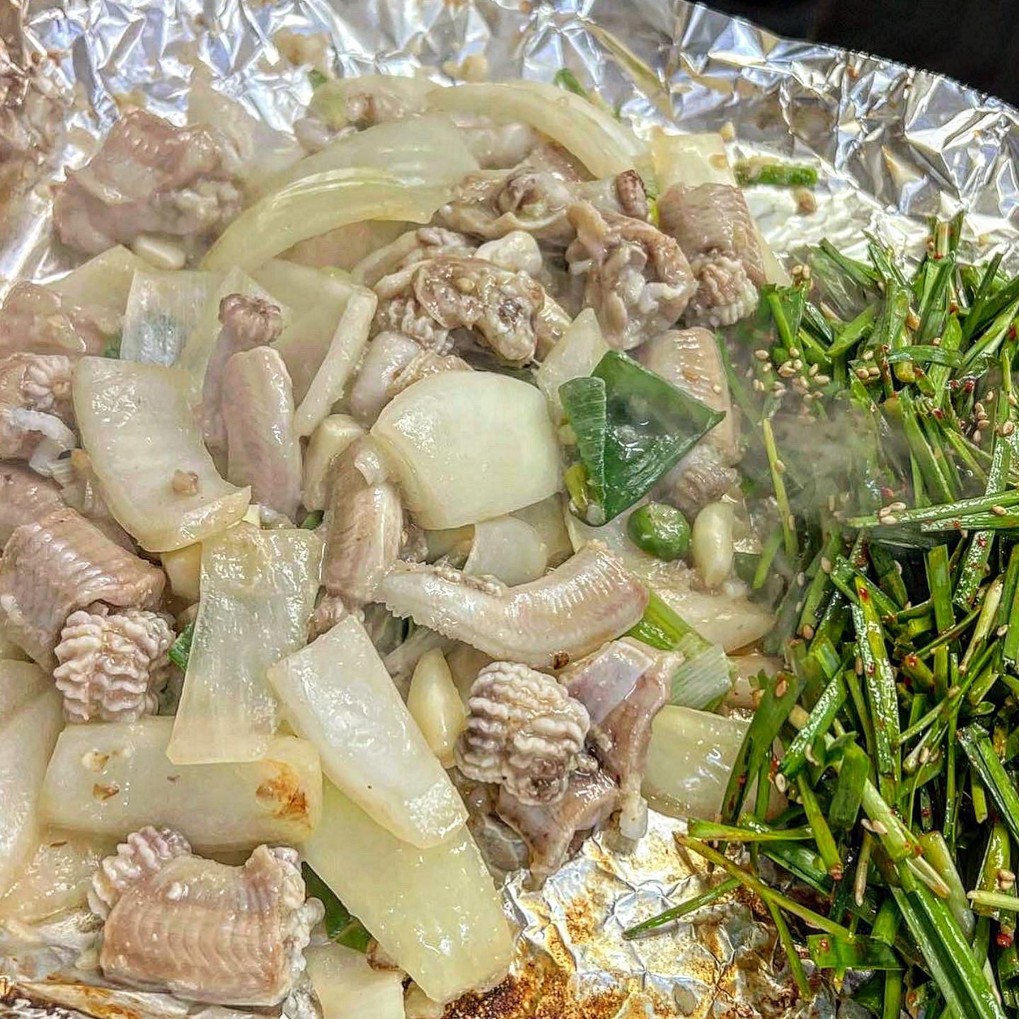 #제제냠냠_부산 #해운대맛집 #자갈치꼼장어 #부산맛집 

📌 별점 ⭐️⭐️⭐️⭐️

븟 ㅡ 싼에 왔으면 뜨끈~한 돼지국밥과 더불어 꼭 먹어쥬야하는 꼼장어 😛🔥 여기는 제 최애 꼼장어 집이에요 ❗️ 일부러 여기 시켜먹으려고 해운대에 호텔 잡은지 벌써 2년 〰 쫄깃 야들 통통 촉촉 따끈한 꼼장어는 최고의 안주

이곳의 최고 장점은 편하게 배달로 맛있는 꼼장어를 받아볼 수 있다는 점 ✨ 꼼장어에 한잔 걸치고 밤바다 산책한 후에 욕조에서 반신욕 해주면 캬 ~~

저는 원래 #해운대전통시장 #꼼장어골목 에서 먹는 걸 좋아했는데, 여길 안 이후로는 무조건 배달파 🏍 모든 음식은 가게에서 바로 먹는게 체고잔하요,, 배달은 음식이 식으니까 💦 근데도 맛있어요! 찐 맛집 〰

♥️ 꿀팁: 볶음밥 필수니까 절대 잊으면 안 됨 ❕ 소금구이를 시켰어도 양념볶음밥은 따로 조리해주셔서 주문 가능해요 🙆🏻‍♀️ 부산까지 갔으니 흔한 참이슬 NOo• 시원이나 대선 같은 부산지역 소주 한잔 걸치기 ♥️

📍 주소 : 부산 해운대구 좌동로 91번길 20, 2호선 장산역 근처 

📍 배달시켜야 더 맛있는 집, 소금구이 추천! 대자 시키면 양념이랑 반반 가능 

[가격]

소금구이, 양념구이 반반 大 50000원

볶음밥 2인분 4000원, 대선쐬주 한병에 4000원