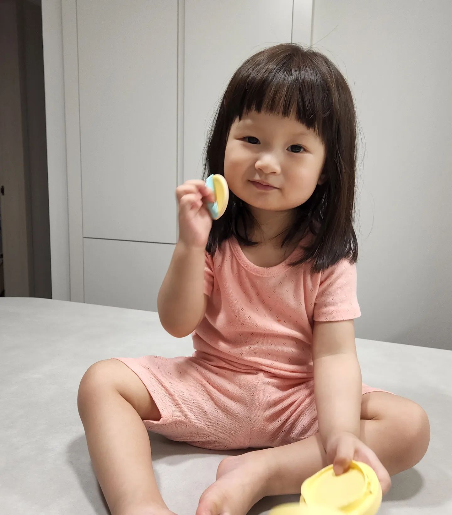 #협찬

함소아 키즈 선쿠션

자외선이 그렇게 안좋다는걸 알면서도
한번도 선크림 안 발라주었는데,
믿고 쓰는 함소아에서 선크림 나와서
호다닥 준비를 해보았어요:) 

톡톡 재미있게 바르는 타입이라
손에 묻지도 않고 안바른다고 떼쓸일은
절대 없을듯한 유아썬팩트!

100% 무기자차로 피부에 흡수되지 않고
자외선을 차단해 여린 피부에도 순하게
바를 수 있어 안심하고 쓸 수 있어요~

실제로 발라보니 촉촉하게 피부에 흡수되고,
백탁현상 없어서 진짜 놀랐...ㅋㅋㅋㅋㅋㅋ

엄마 따라하며 얼굴에 톡톡 두드리는거
좋아하는 하윤이라 선크림 바르면서 
재미까지 1석2조인거 같ㅇㅏ요💓

#함소아화장품#함소아키즈선쿠션#함소아선쿠션
#촉촉키즈선쿠션#유아선쿠션#키즈선쿠션
#아기선쿠션#무기자차선쿠션#어린이썬쿠션
#유아썬팩트