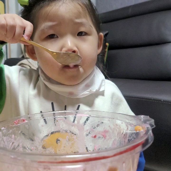 🧒👩‍💻#뚜니와뚜니맘근황

뚜니네 안부 물어주신 인친님들 넘나 감사해요🙇‍♀️
너무 오래 소식없다고... 걱정해주시고🥲감동..
제가 너무 긴 시간.. 소식이 없었네요

5월 말까지, 과제 중간보고서를 작성 하느라
정신이 없는 시기를 보냈어요

야근도 종종 하면서, 집에 가면 육아와 집안일까지
제발.. 단 하루 정도는 집에 가서 아~무것도 않하고
내 몸만 씻고 자고 싶었는데.. 그러지 못하면서

몸도 마음도 좀 지친 시간이 왔었어요🙈

퇴근하고 정신없이 뚜니와 시간 보내고 재우고 나면
멍.. 하니 앉아있거나 뚜니와 골아떨어지면서
여유시간 1도 없이 몇주가 흘렀네요

다들 잘 지내셨나요?

뚜니는 그동안 또 몇번 크게 아프고..
뚜니파파와 같이 휴가 쓰면서 뚜니 집에서 케어하고
와중에 집에서 일도 하면서 진짜 힘들었지만,

31일자로 보고서 마치고 보내고 나니 진짜 끝!🙆
지방선거에 어제 현충일까지 연휴시간도
탈탈 털어서 뚜니와 시간 보내며 지냈답니다

이번에 뚜니 인생의 첫 🍓빙수도 먹구요

언제 이렇게 커서.. 엄마랑 빙수를 다 먹고
😭눈물을... 저 주책맞은건 여전하죠?

매일 뚜니 보며 웃고 또 웃고..
뚜니로 인해 제 2의 인생을 살고 있는 저에요

그동안 밀린 댓글 답변도 하고.. 답방도 하러 가야겠어요
다들 어찌 지내셨는지.. 우리 아가들 또 얼마나 컸는지 궁금해요

뚜니가 최근에 진짜 부쩍! 엄청 많이 컸거든요
(그 얘기들은 차차 피드에 풀어 갈게요)

#진도점검보고서 #중간보고서
#올해는년차과제1단계종료 #마지막까지마무리잘해보자

#오늘도뚜니러버 #뚜니는사랑입니다
#딸기빙수먹방 #빙수맛집 #배곧오늘도빙수