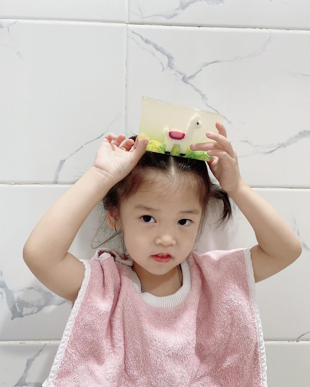 엄마가 딸에게 쓰는 편지’s Instagram post: “#프라이멀엘리먼츠 #광고 아블리네는👨‍👩‍👧‍👧 주말마다 물놀이중인데 피부가 건조해질까봐 걱정했었는데 식물성 글리세린과 아르길