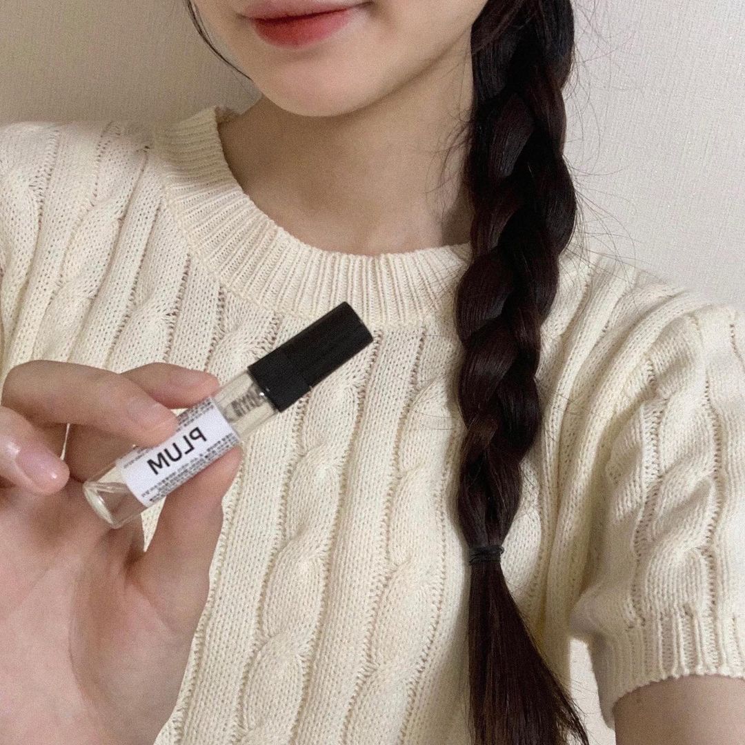 혜리 on Instagram: “#광고 변성 베이스가 아닌 사탕수수를 직접 발효 시켜 만든 베이스와 고가 파인등급 오일을 사용하여 제작한 블랙하비 드레스향수 ✨ 향 구성이 많아서 그날의 기분에 따